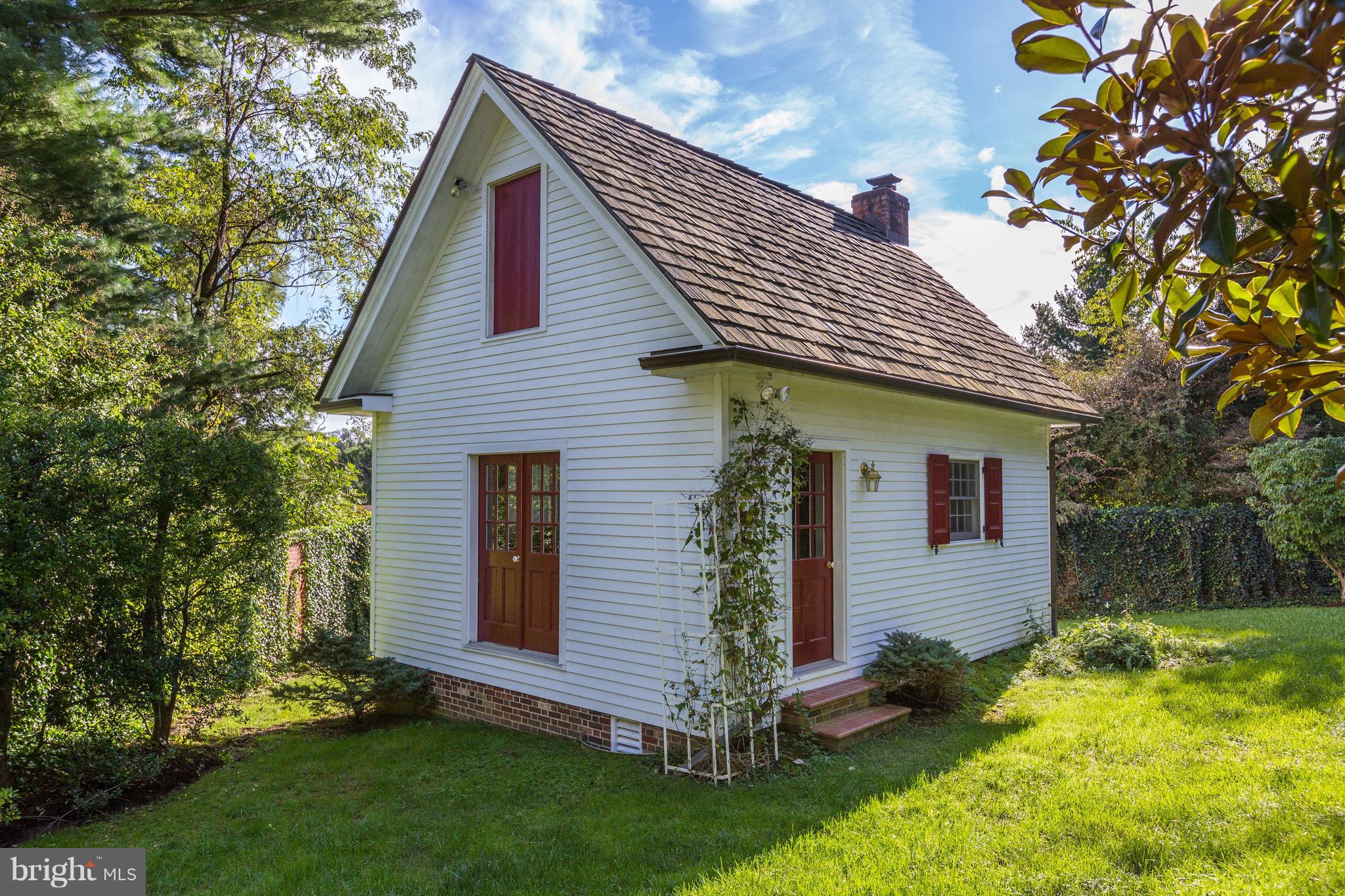 MANOR LAKE - Residential