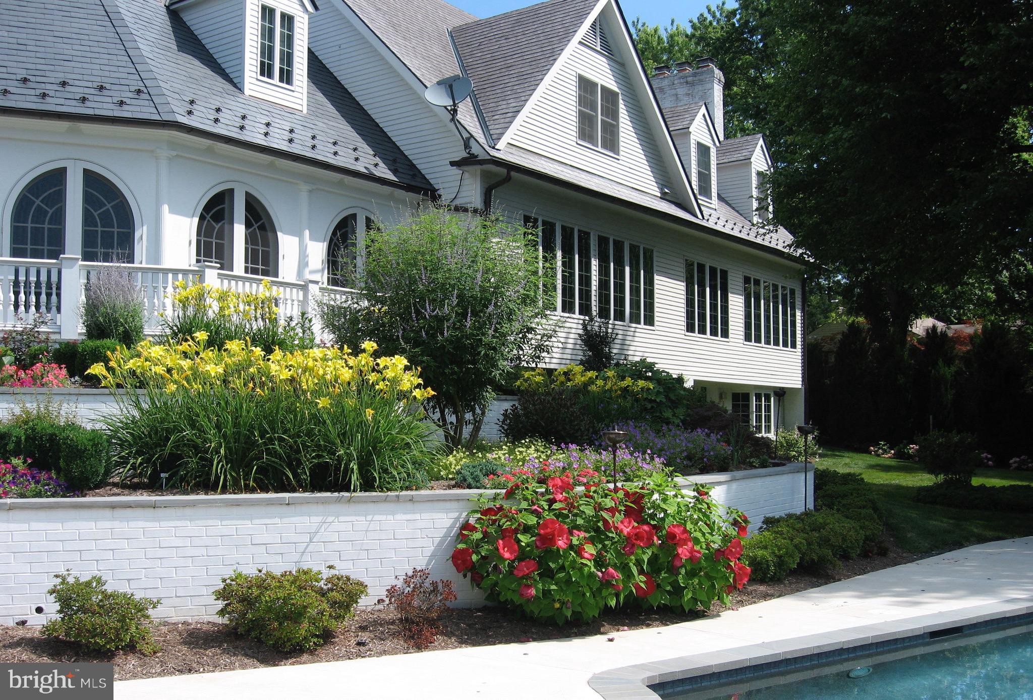 MANOR LAKE - Residential