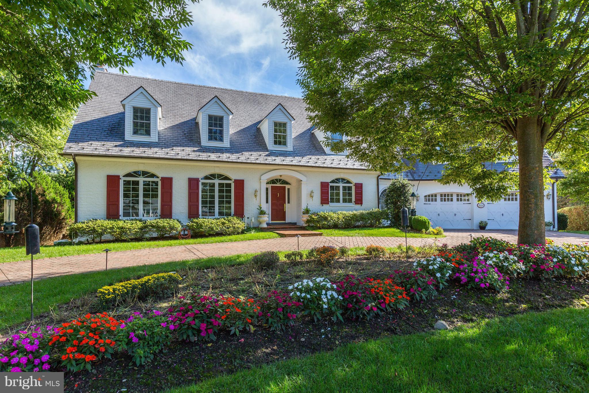 MANOR LAKE - Residential