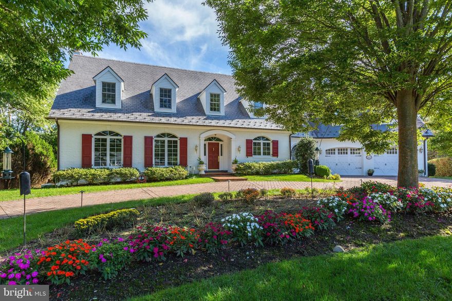 RARE AND WONDERFUL!  EXCITING WILLIAMSBURG REPRODUCTION HOME BUILT OVER 35 YEARS  WITH FINEST IN MATERIALS AND WORKMANSHIP!  HIGH CEILINGS, EXQUISITE DETAILING, TOP-OF-THE LINE KIT... LUXURIOUS MASTER SUITE W/FIREPLACE..BEAUTIFUL CIRCULAR MOTOR CT ENTRANCE...SPECTACULAR POOL AND AUTHENTIC WMSBURG OUTBUILDING...TOTALLY PRIVATE, PROFESSIONALLY LANDSCAPED GROUNDS..YOU DON'T WANT TO MISS THIS ONE.