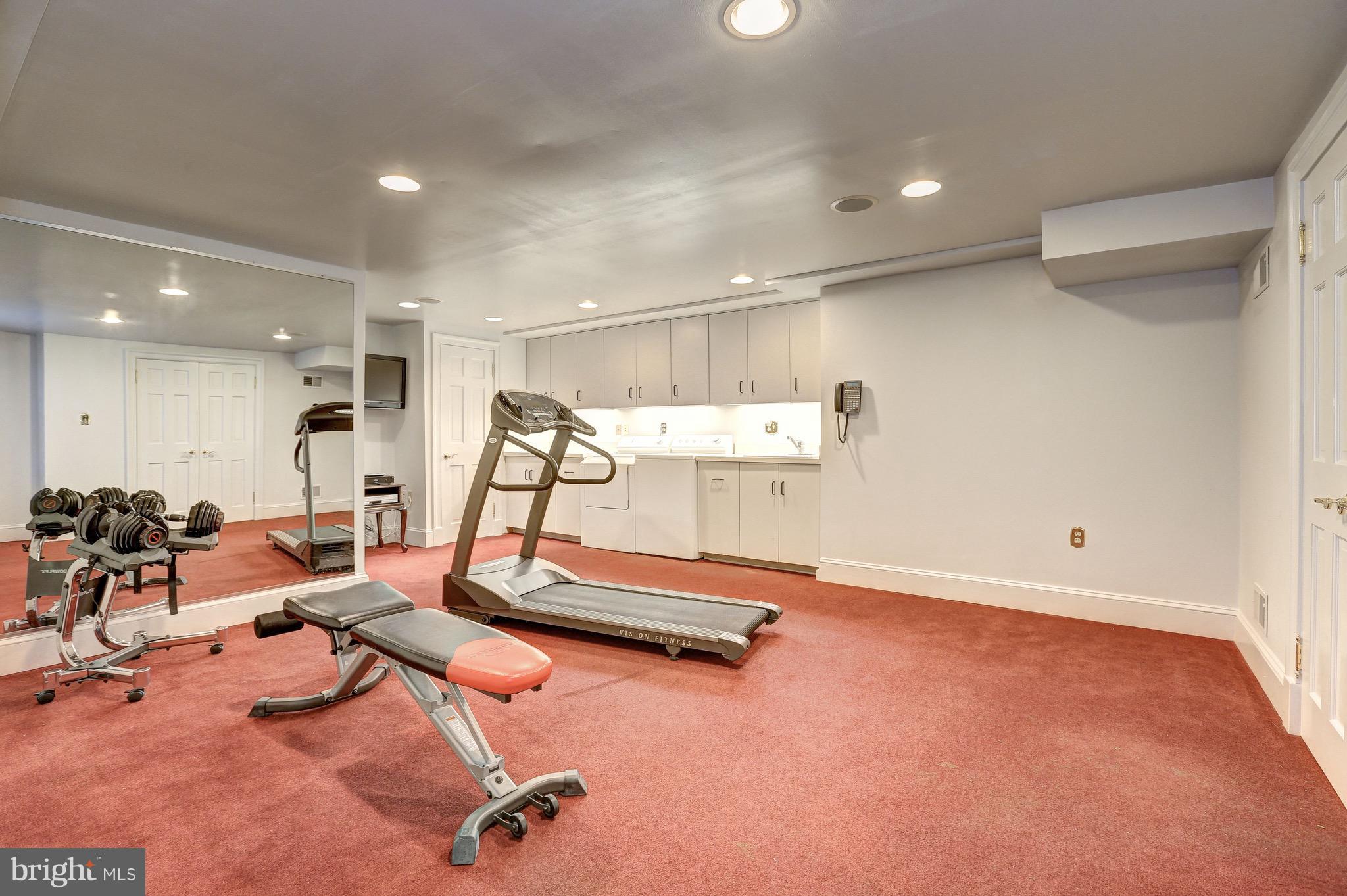 MANOR LAKE - Residential