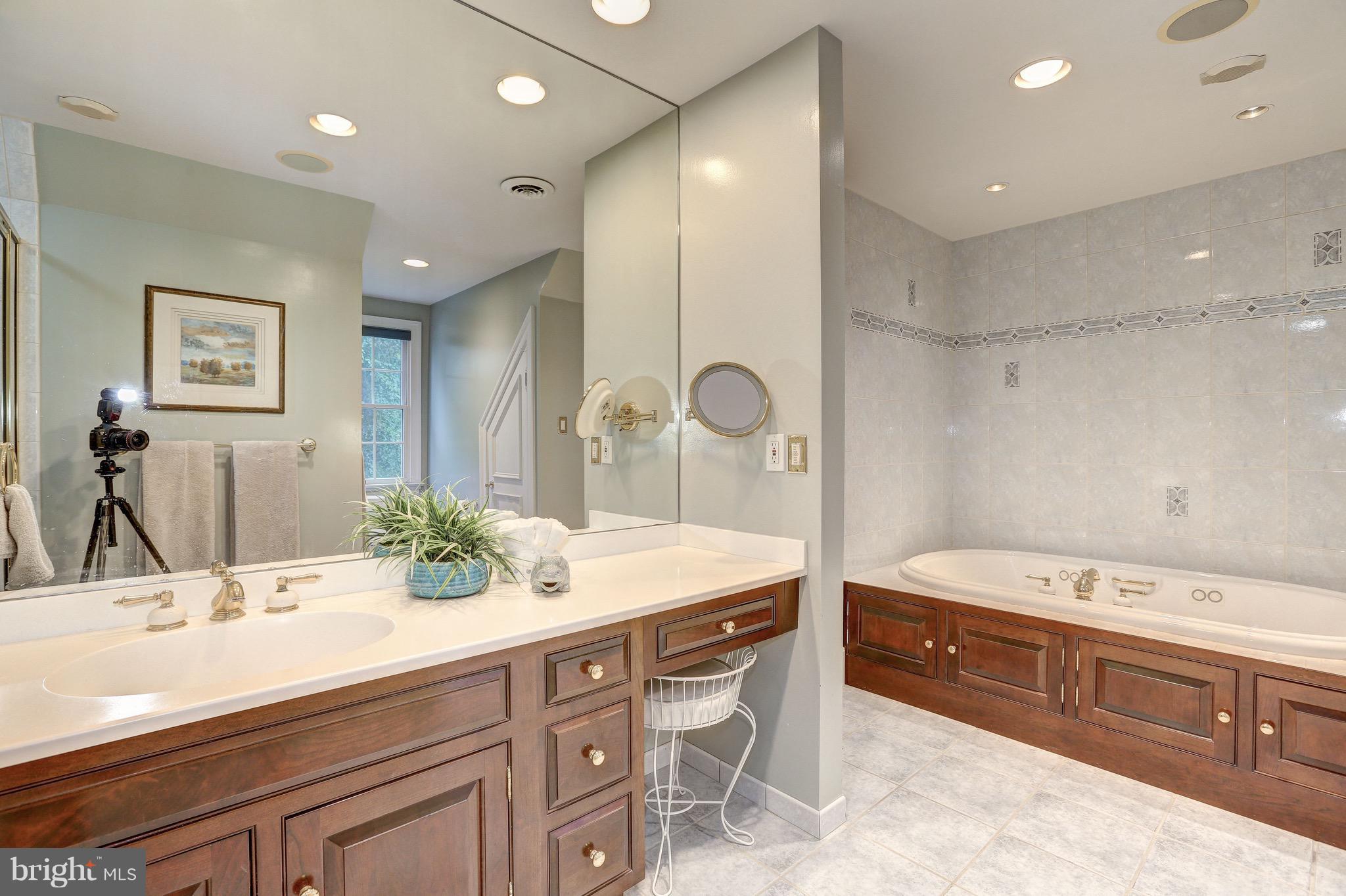 MANOR LAKE - Residential