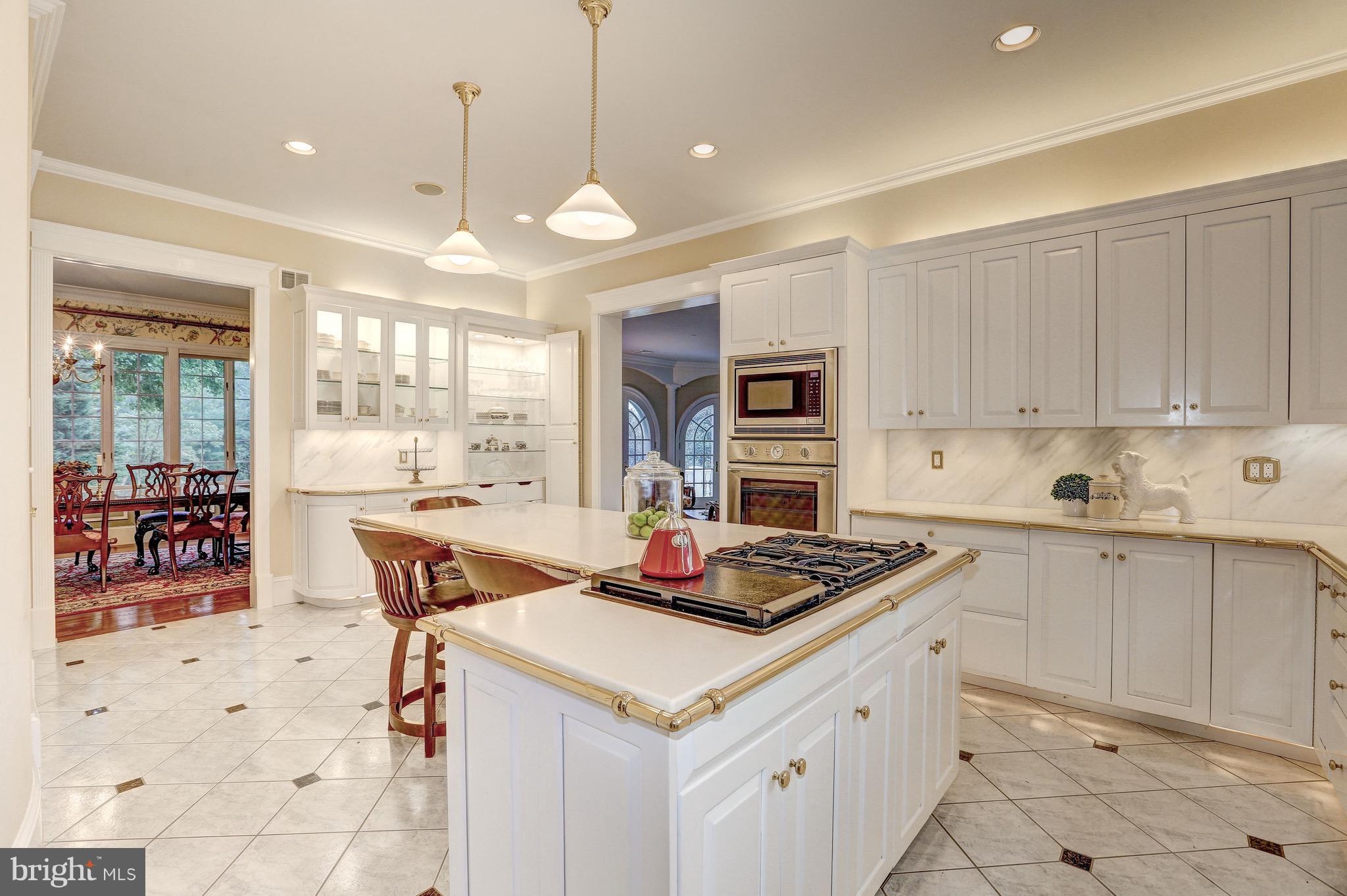 MANOR LAKE - Residential