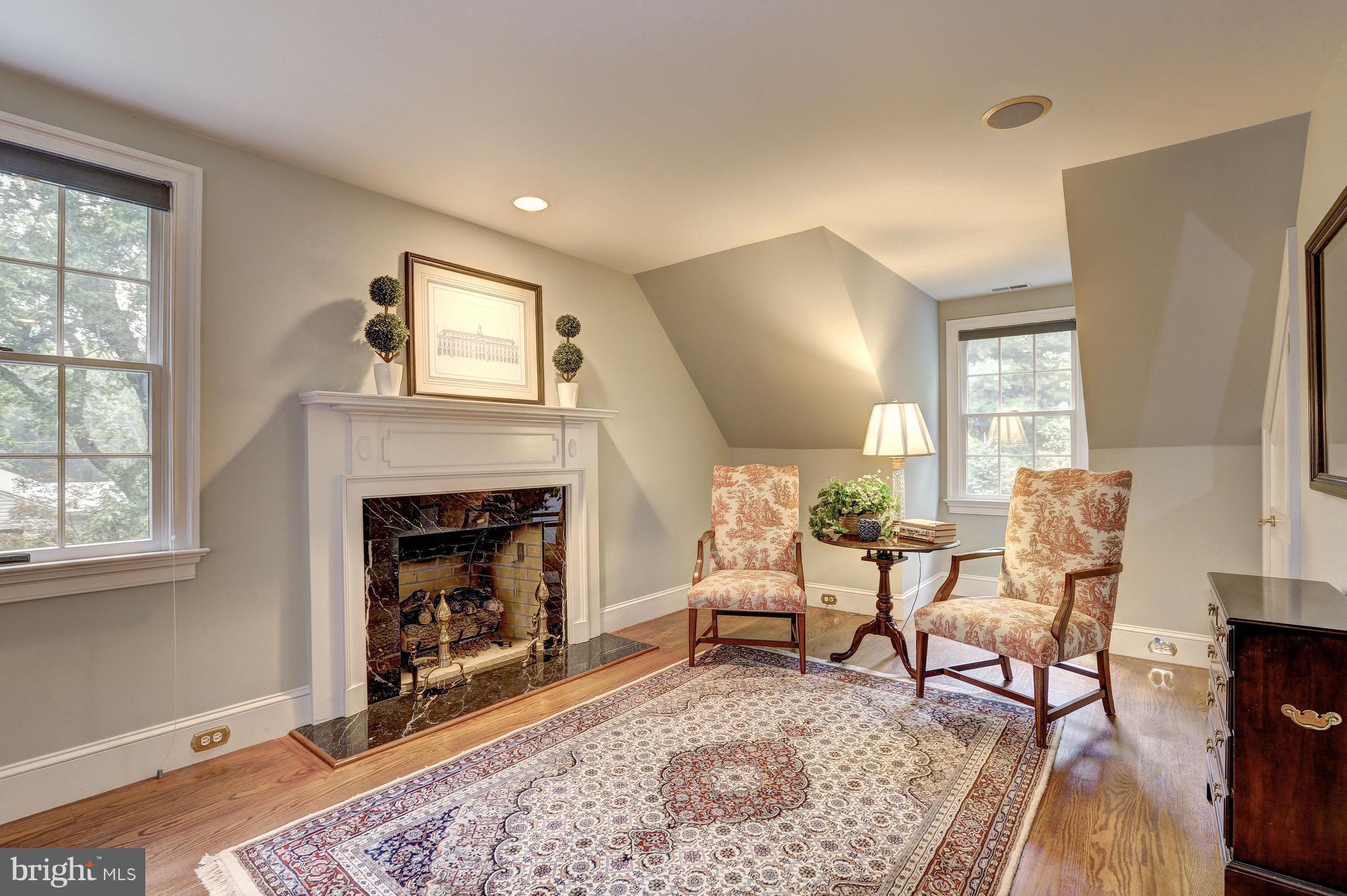 MANOR LAKE - Residential