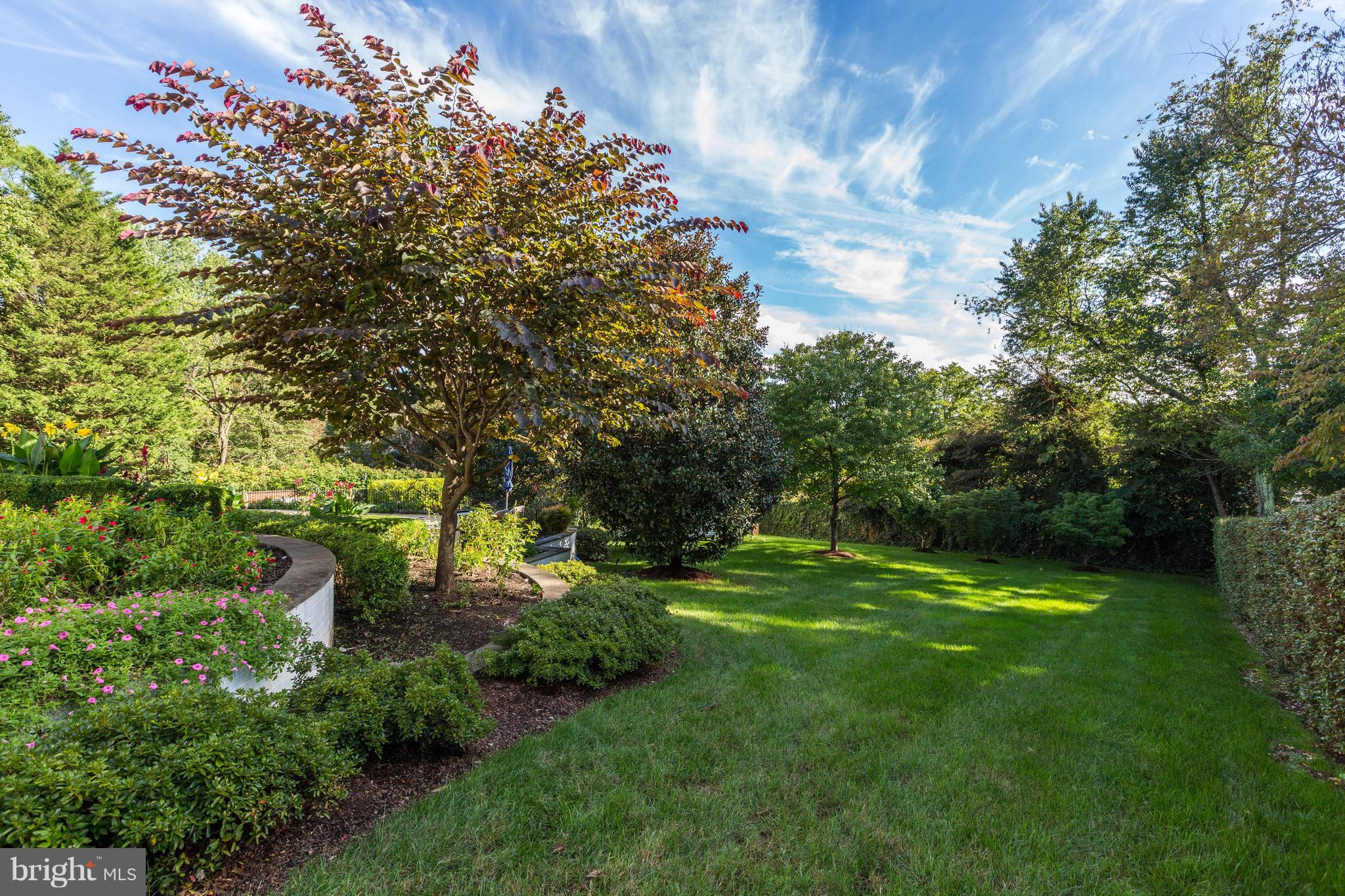 MANOR LAKE - Residential