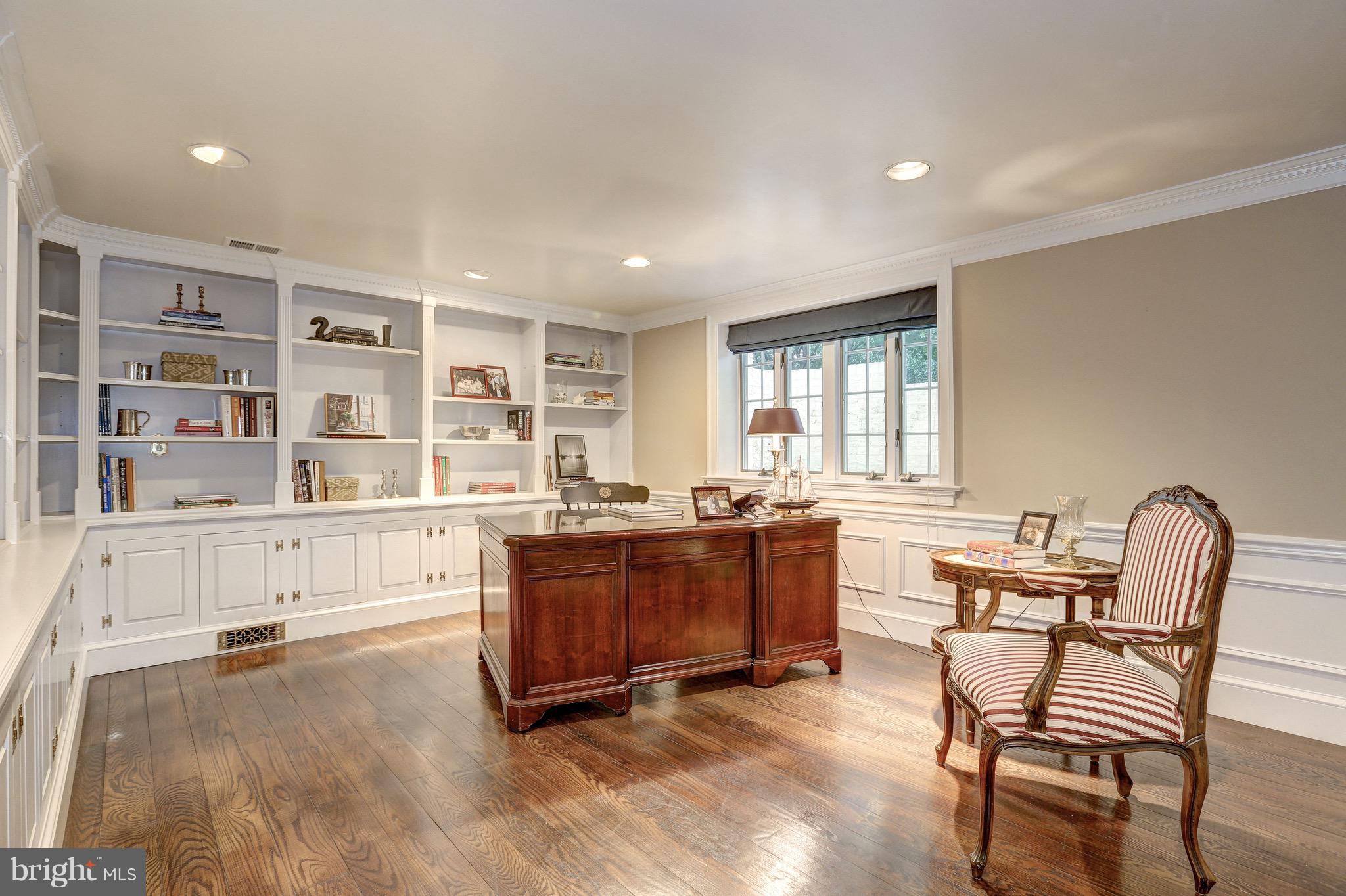 MANOR LAKE - Residential