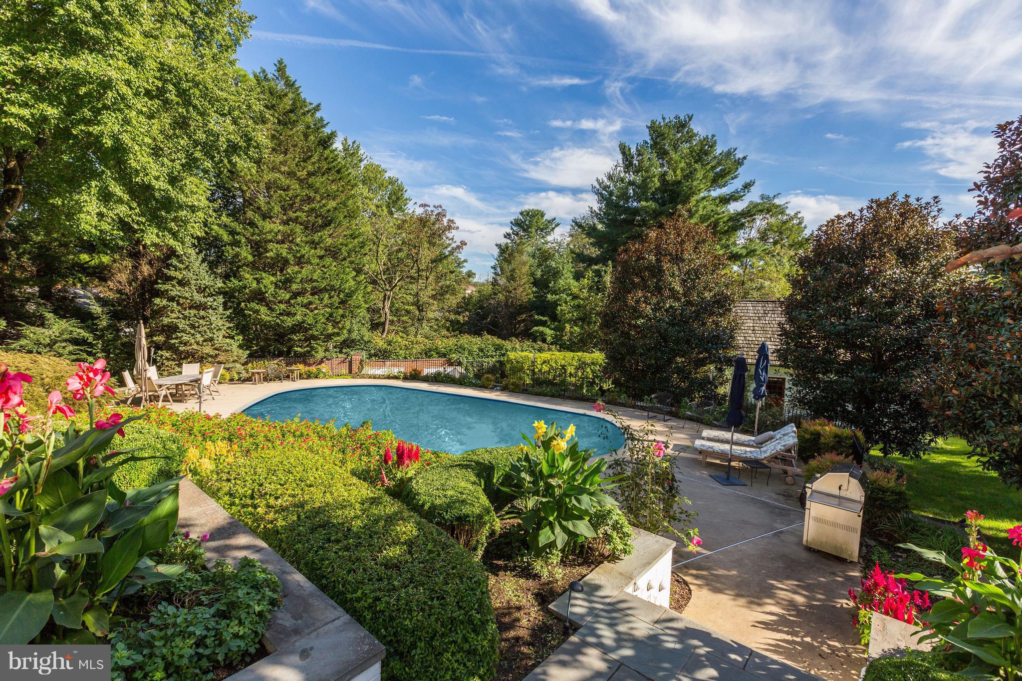 MANOR LAKE - Residential