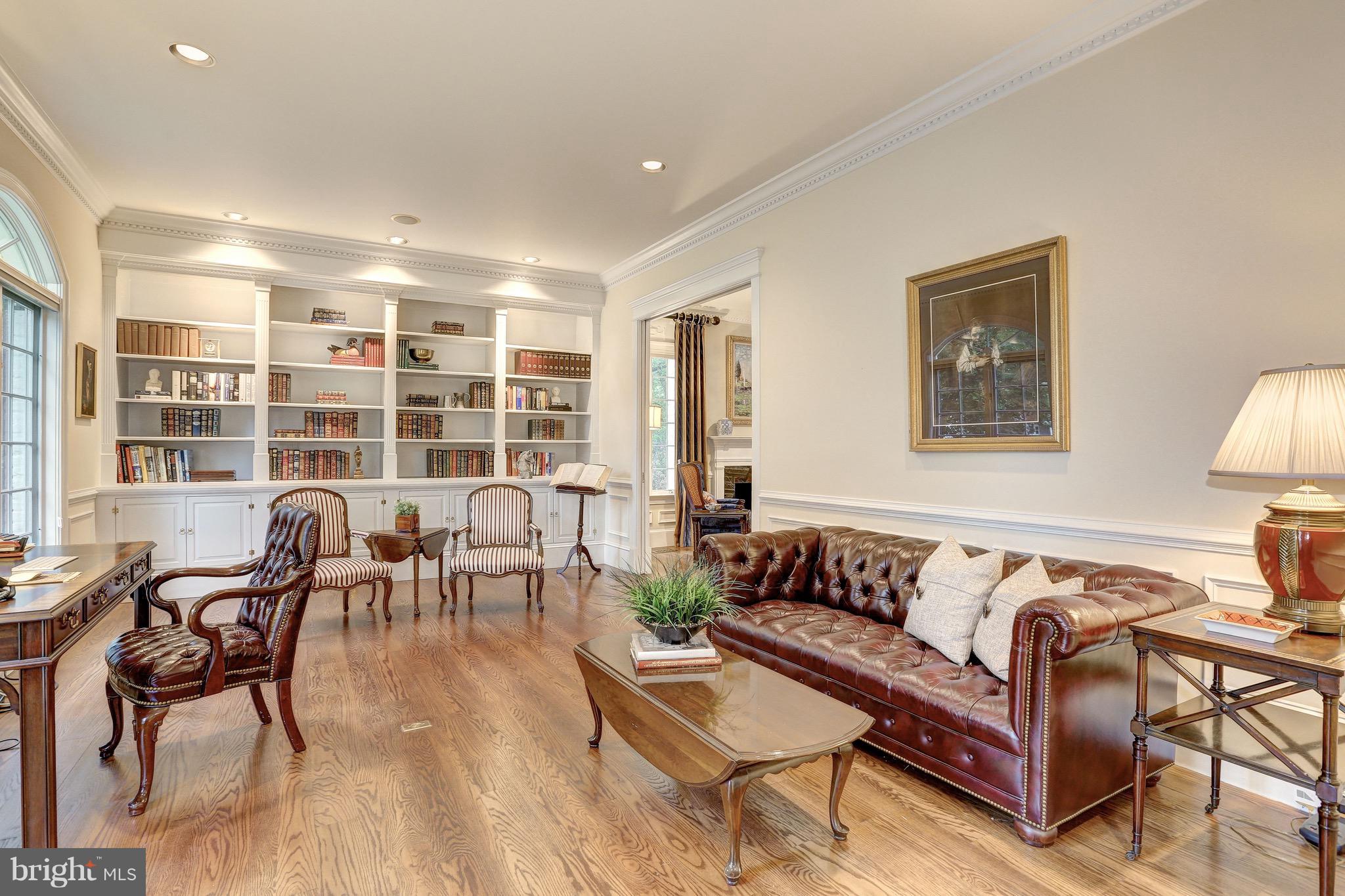 MANOR LAKE - Residential