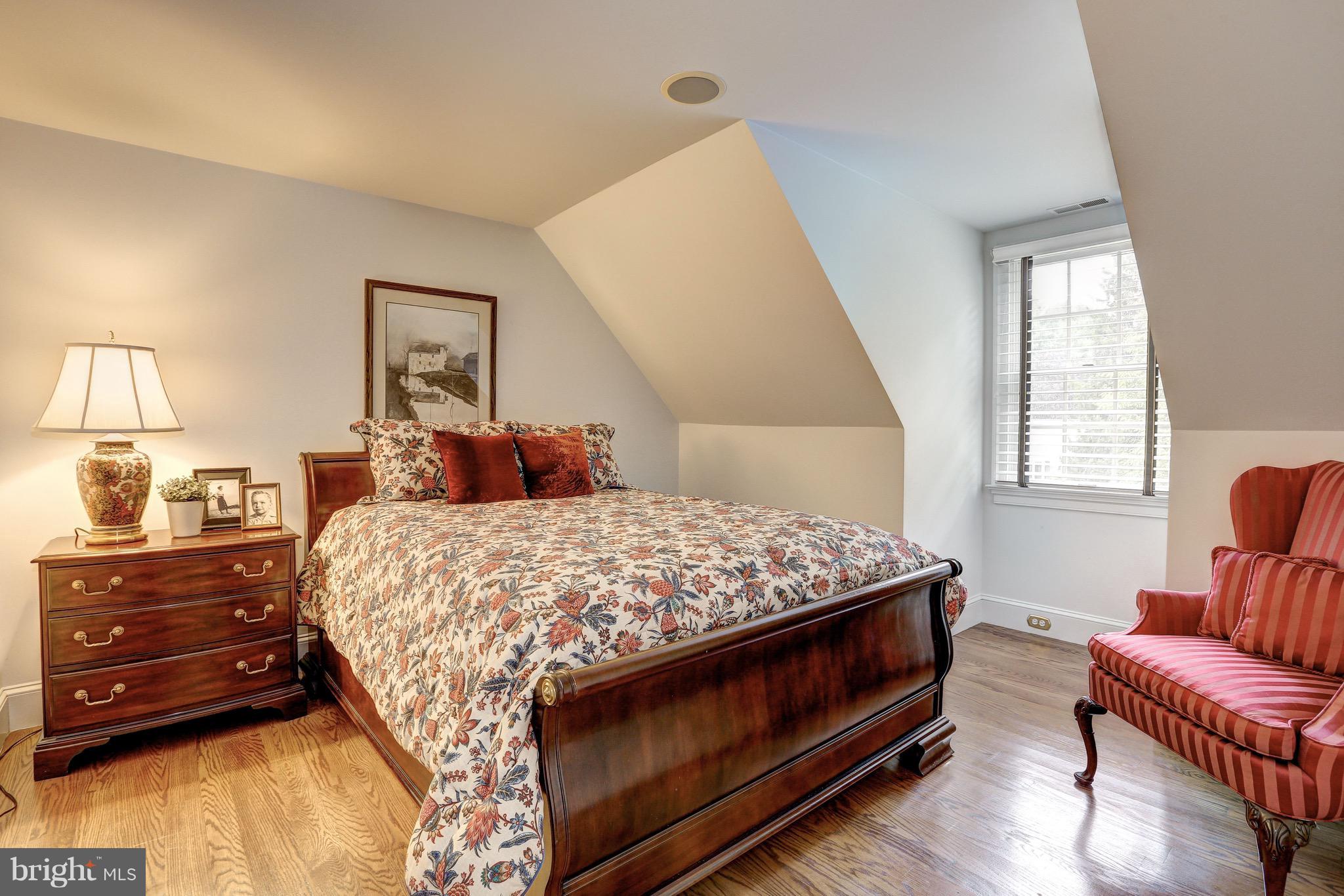 MANOR LAKE - Residential