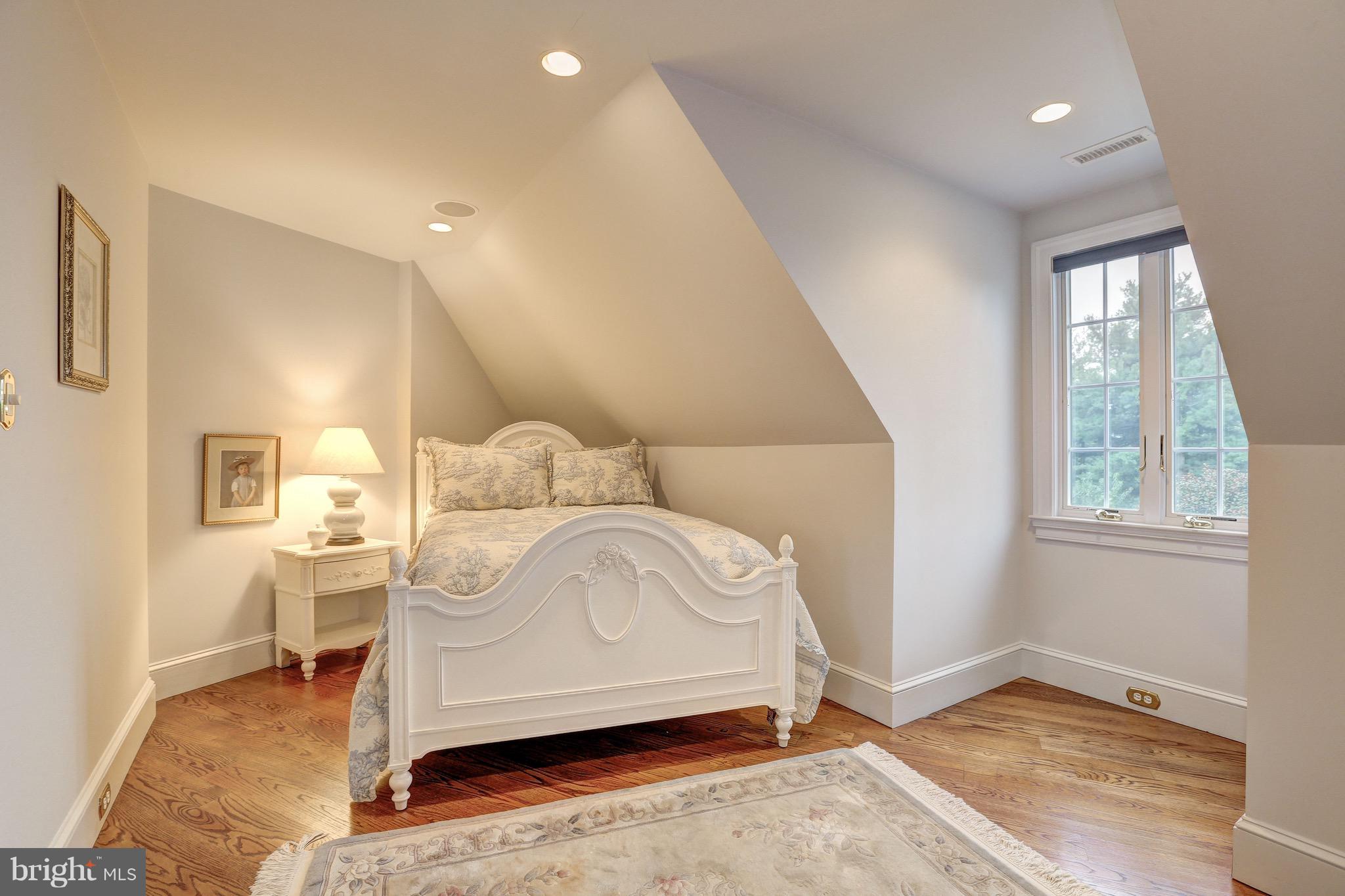 MANOR LAKE - Residential