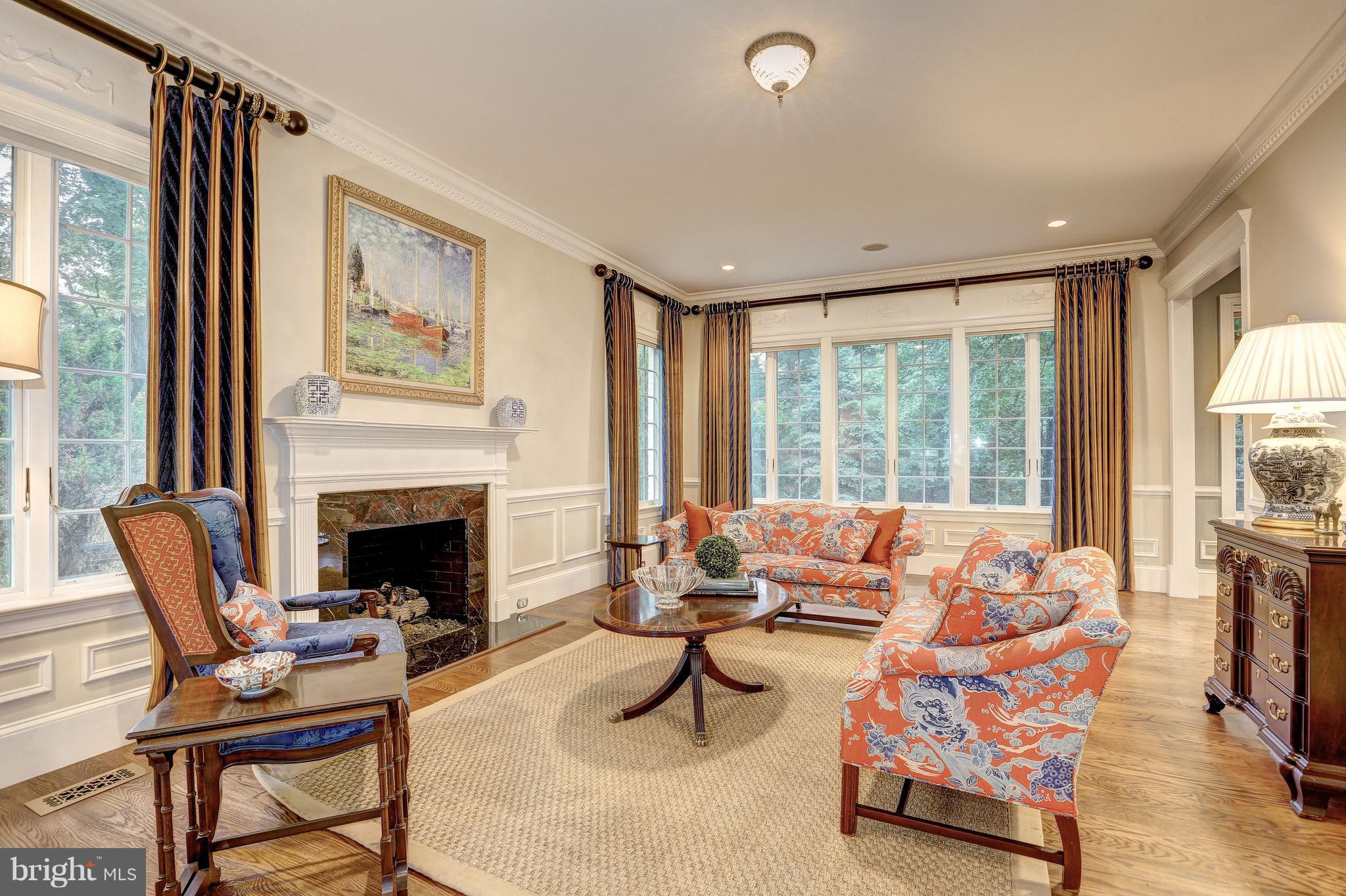 MANOR LAKE - Residential