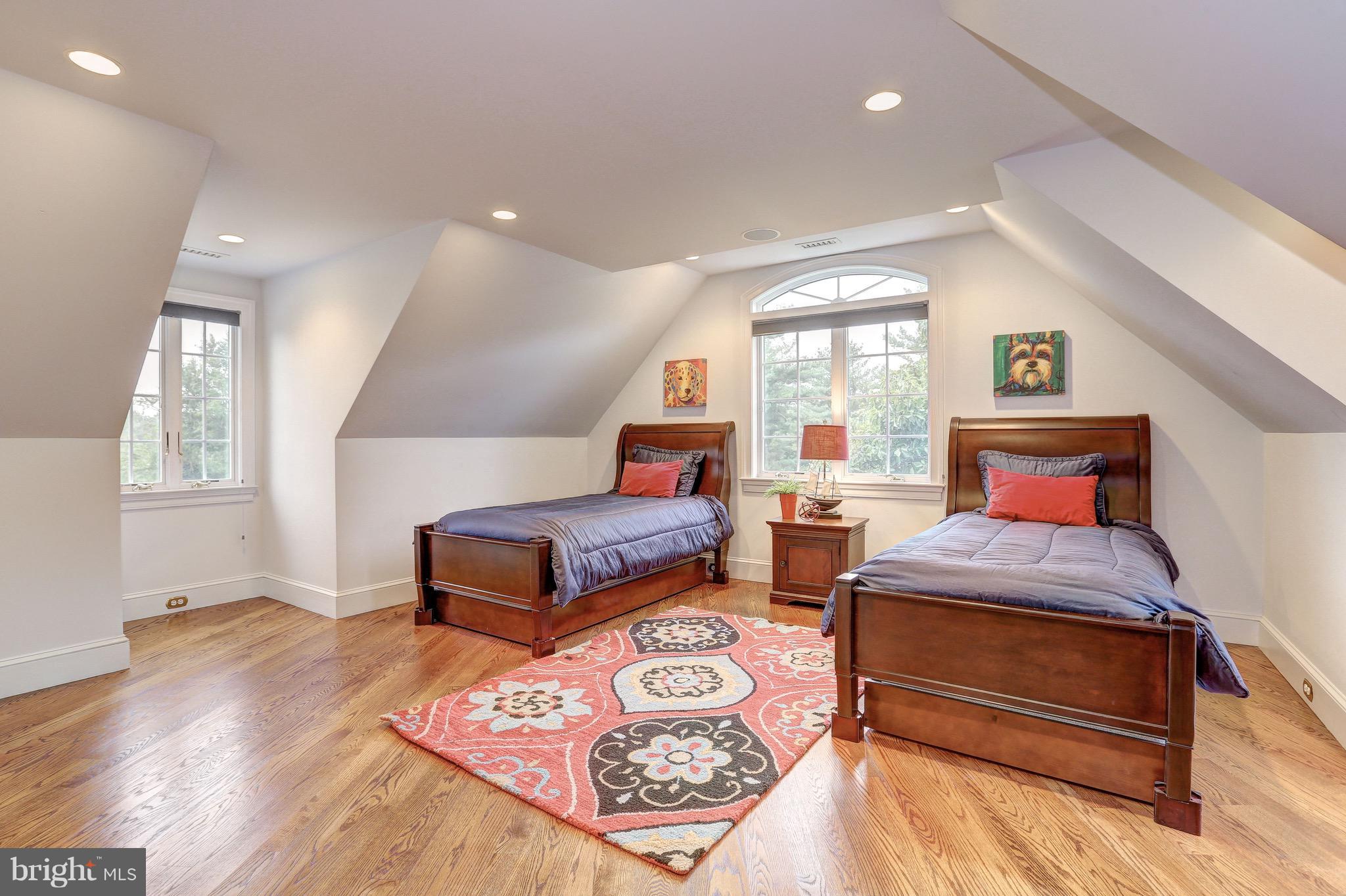 MANOR LAKE - Residential