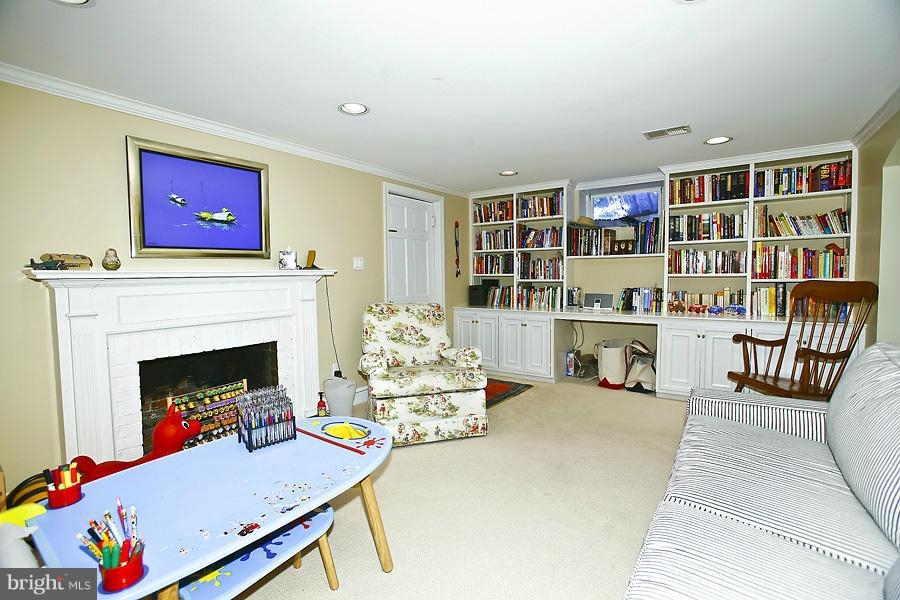 COUNTRY CLUB HILLS - Residential