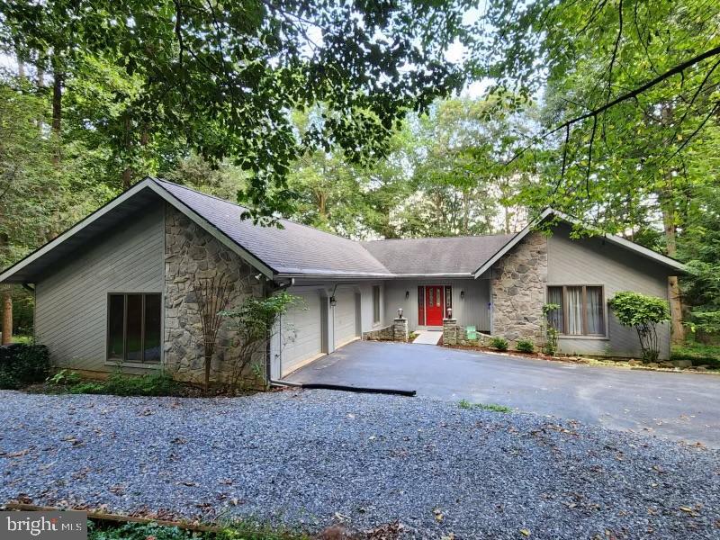 1806 LARCH CIRCLE