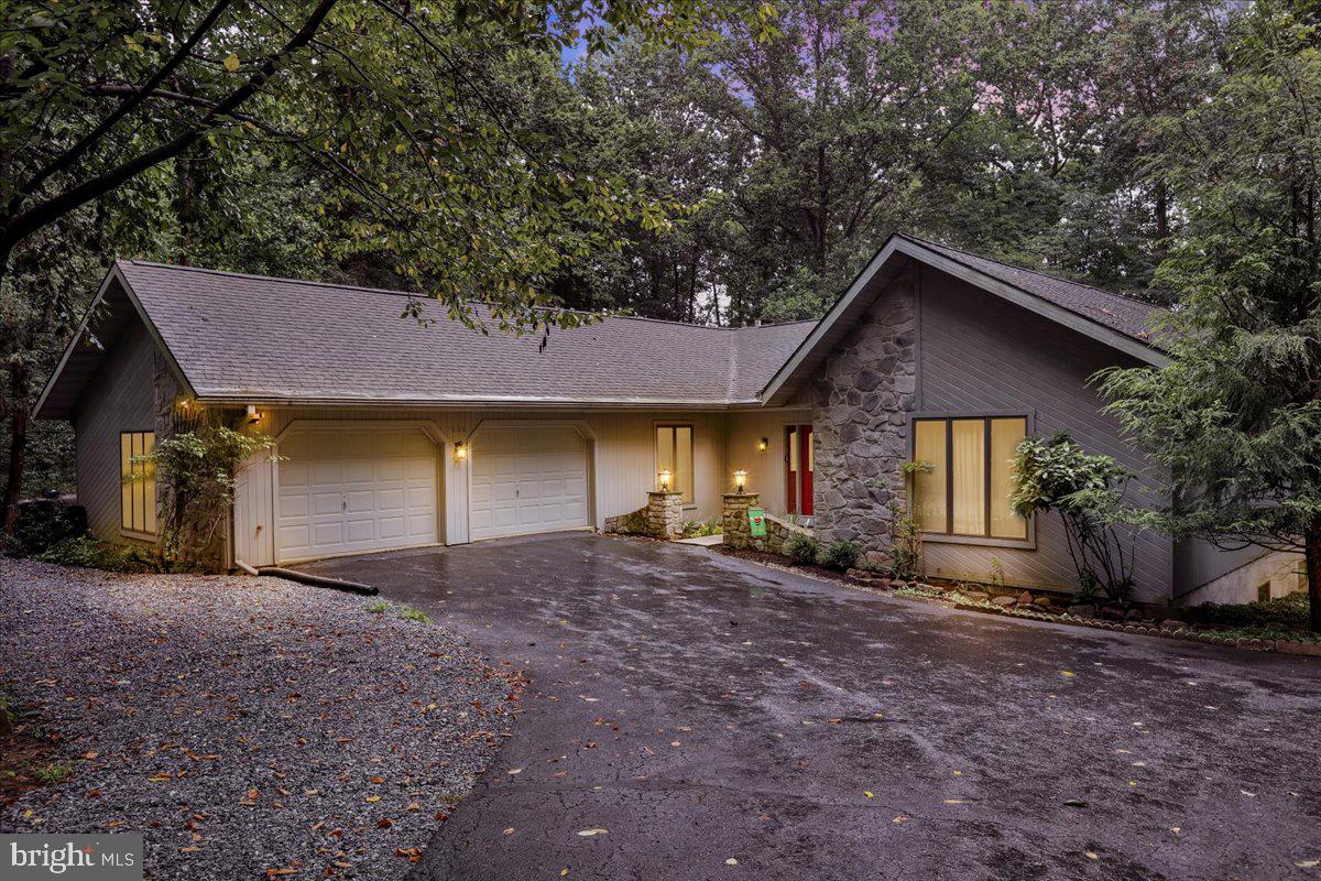 1806 LARCH CIRCLE
