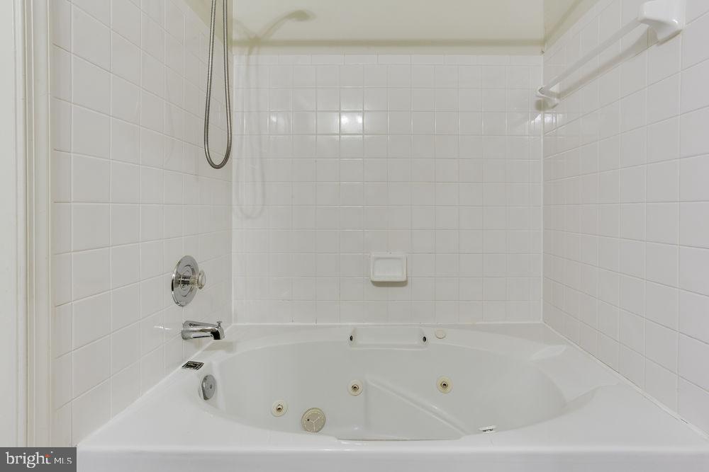 TOWNES AT CHESTNUT OAKS - Residential Lease