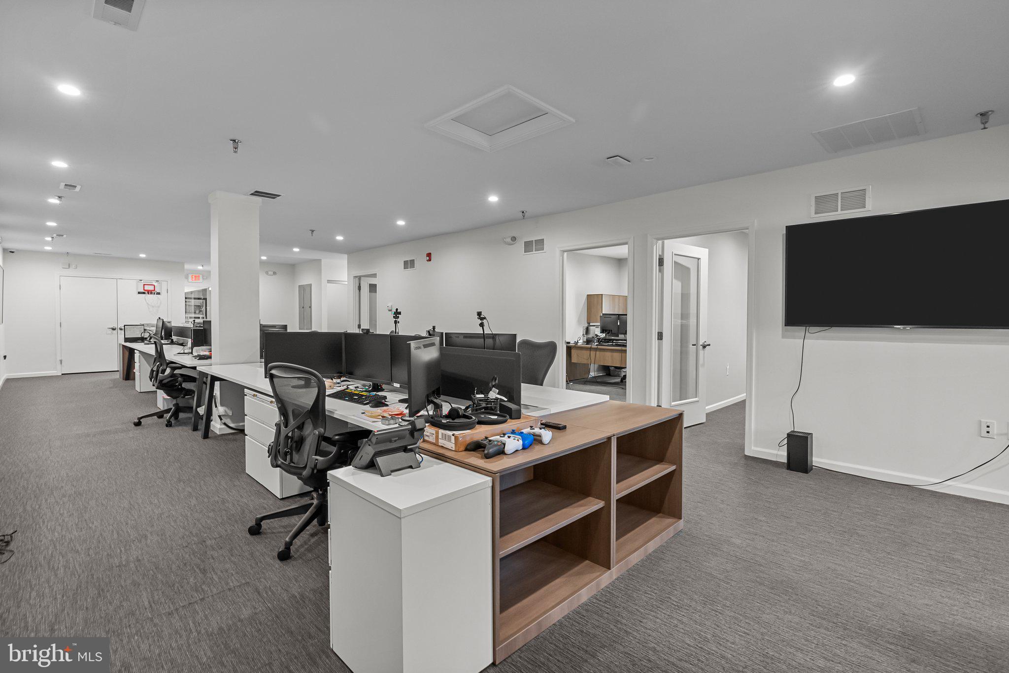 NEWTOWN BUSINESS COM - Commercial Lease