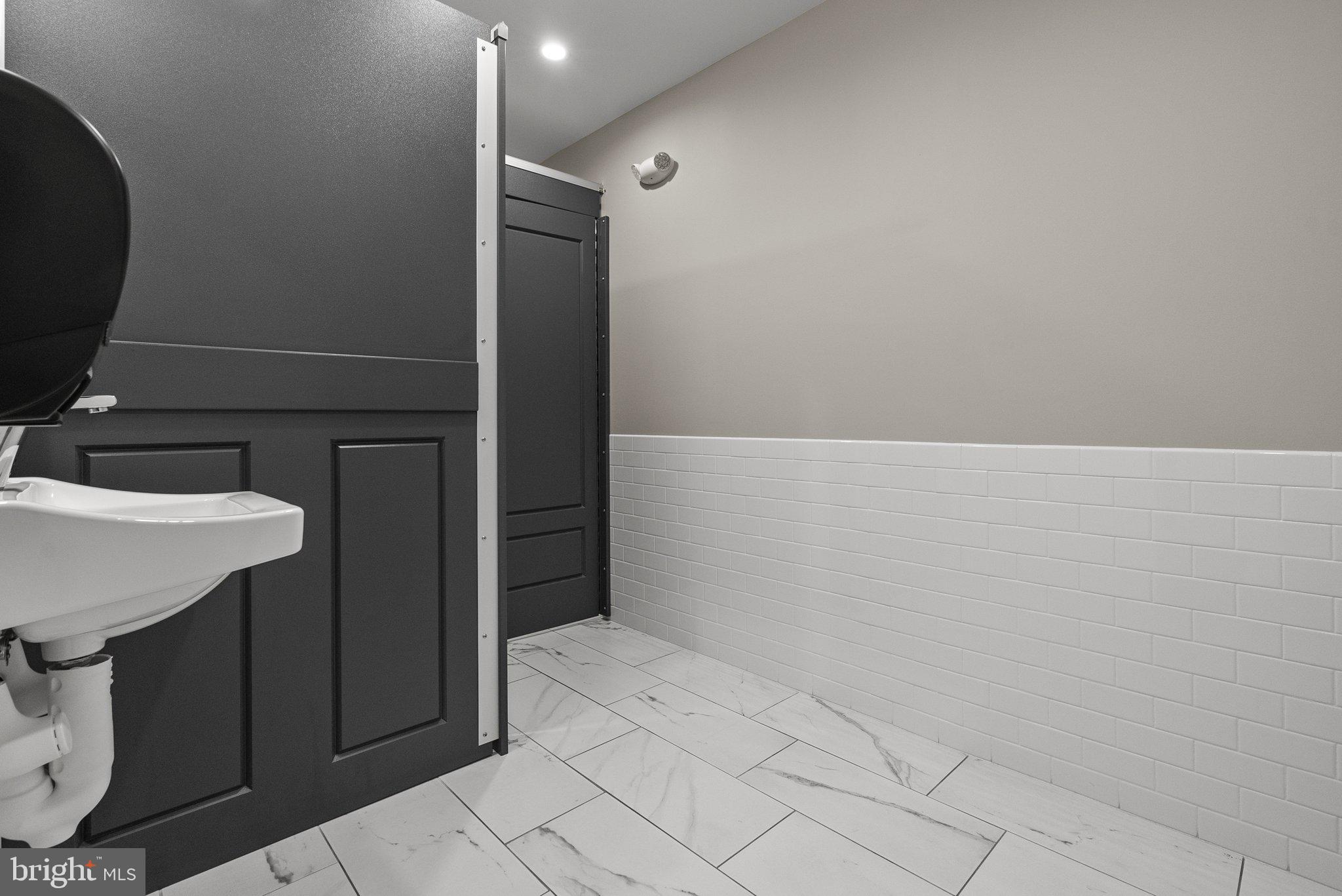 NEWTOWN BUSINESS COM - Commercial Lease