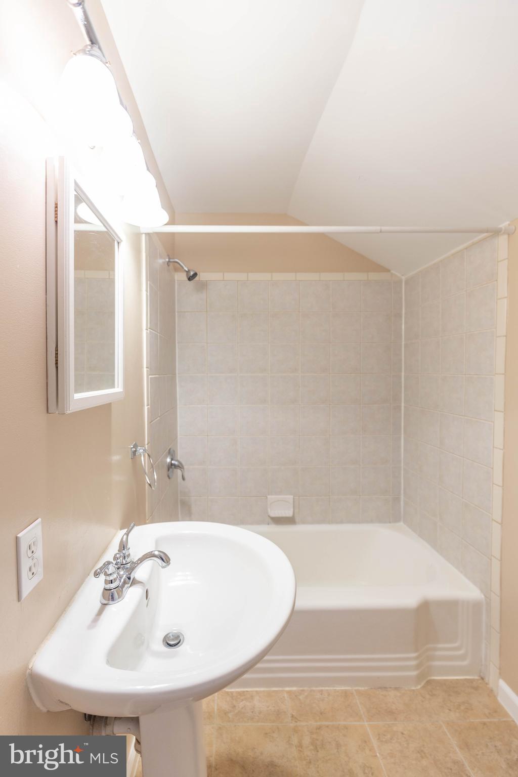 GLENCARLYN - Residential Lease