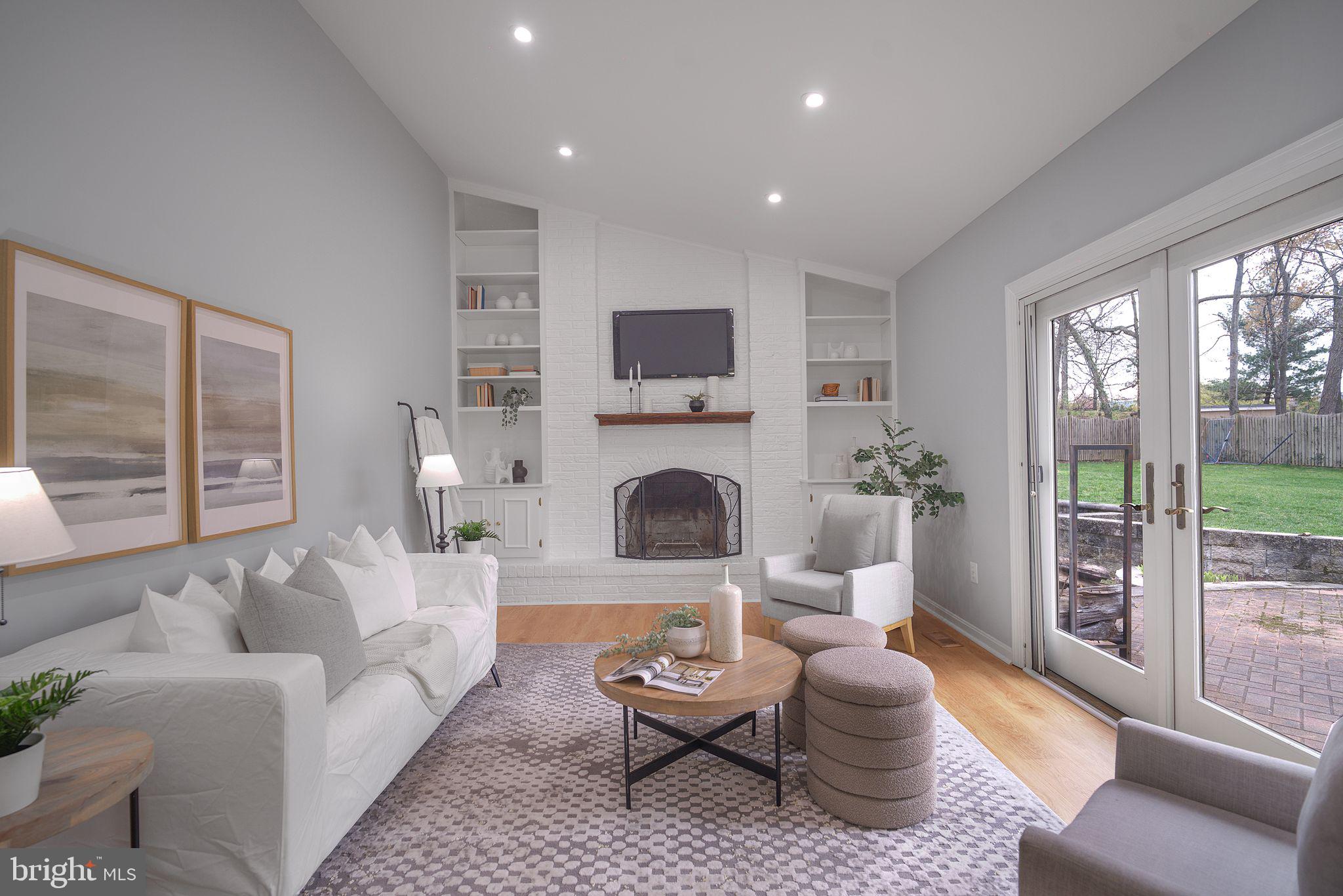 HUNTING HILLS WOODS - Residential