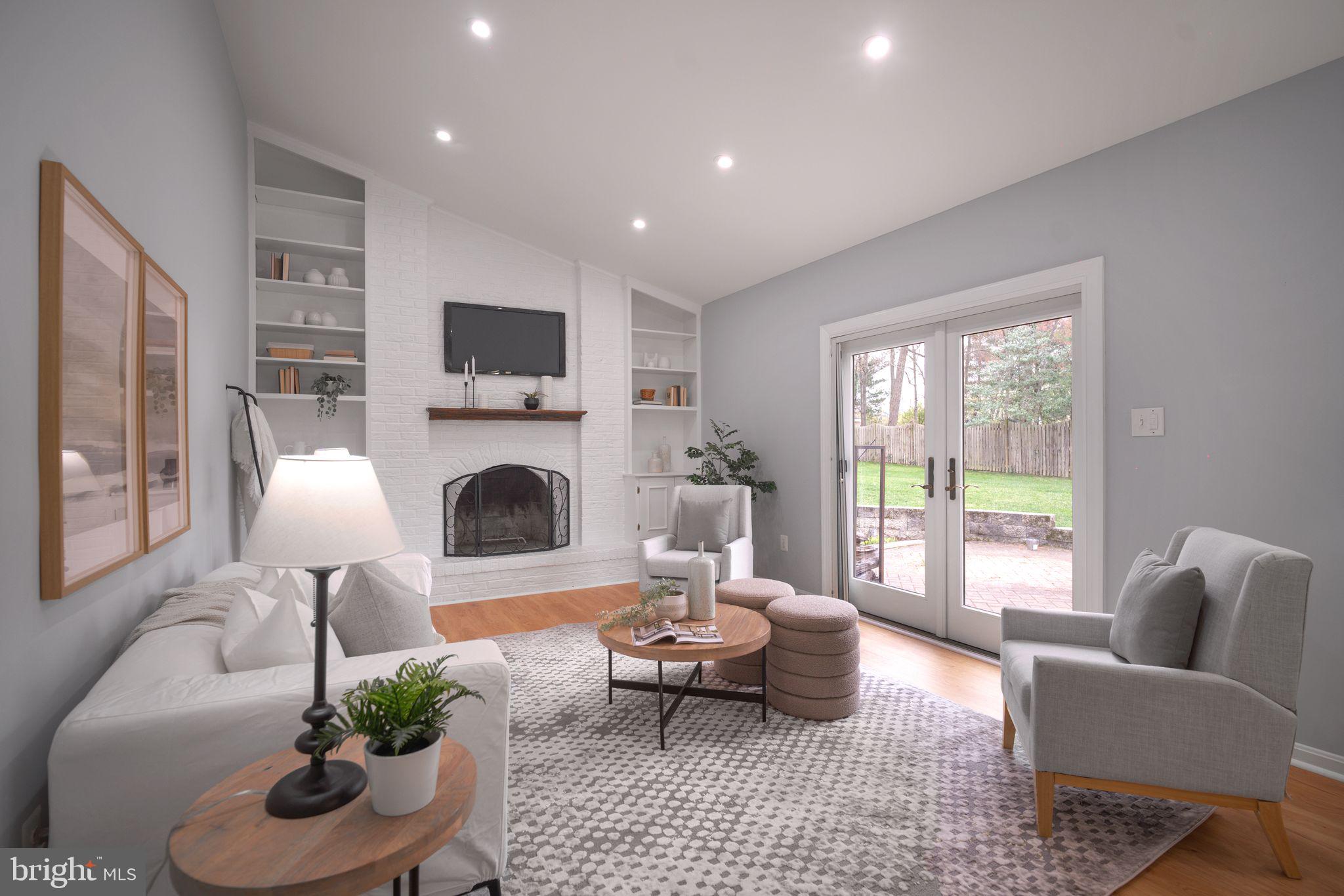 HUNTING HILLS WOODS - Residential