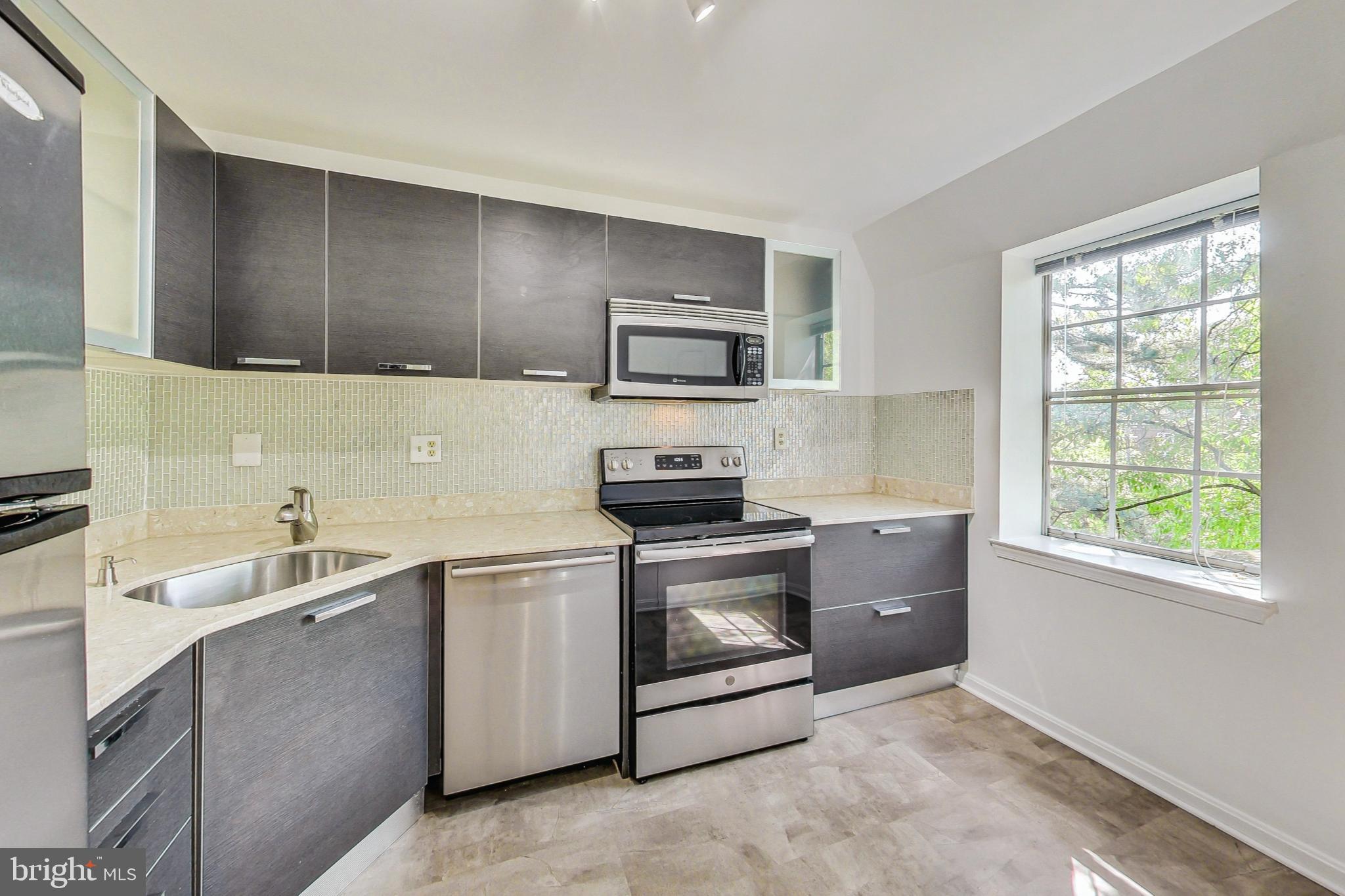 COLONIAL VILLAGE - Residential