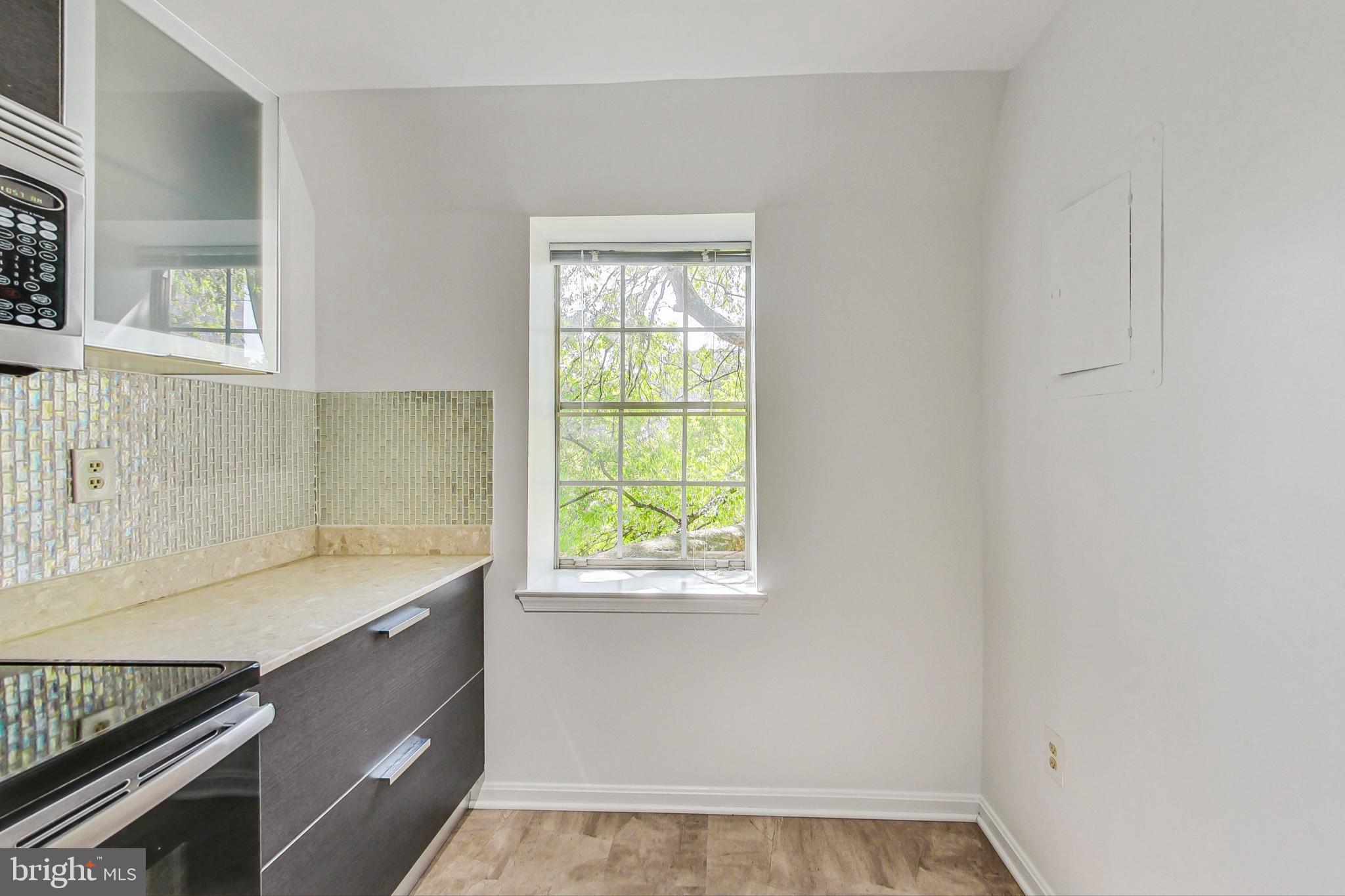 COLONIAL VILLAGE - Residential