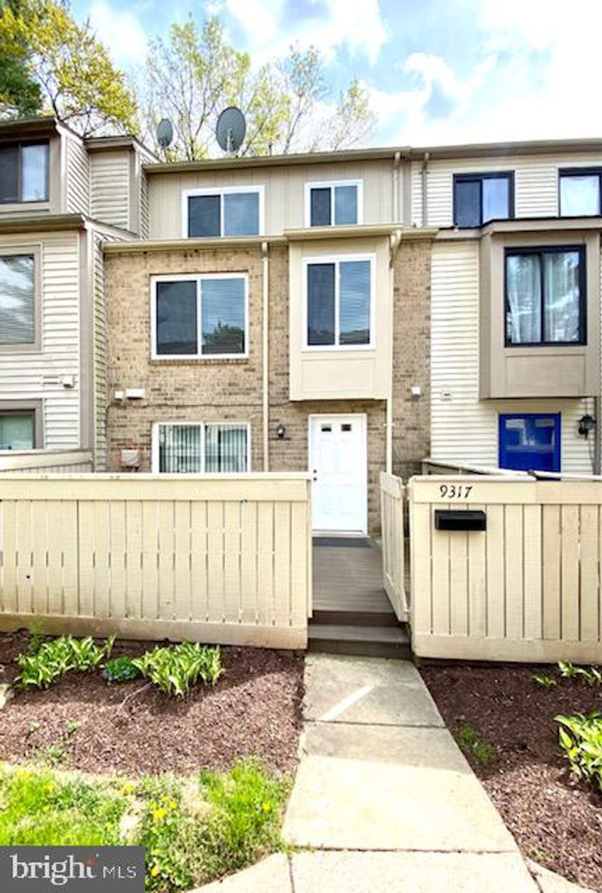 Lovely 3 level townhouse located in convenient location, near public transportation, shops and restaurants.
Updated kitchen , stainless steel appliances, granite countertops.  laminated floors, fresh paint and fenced in patio.