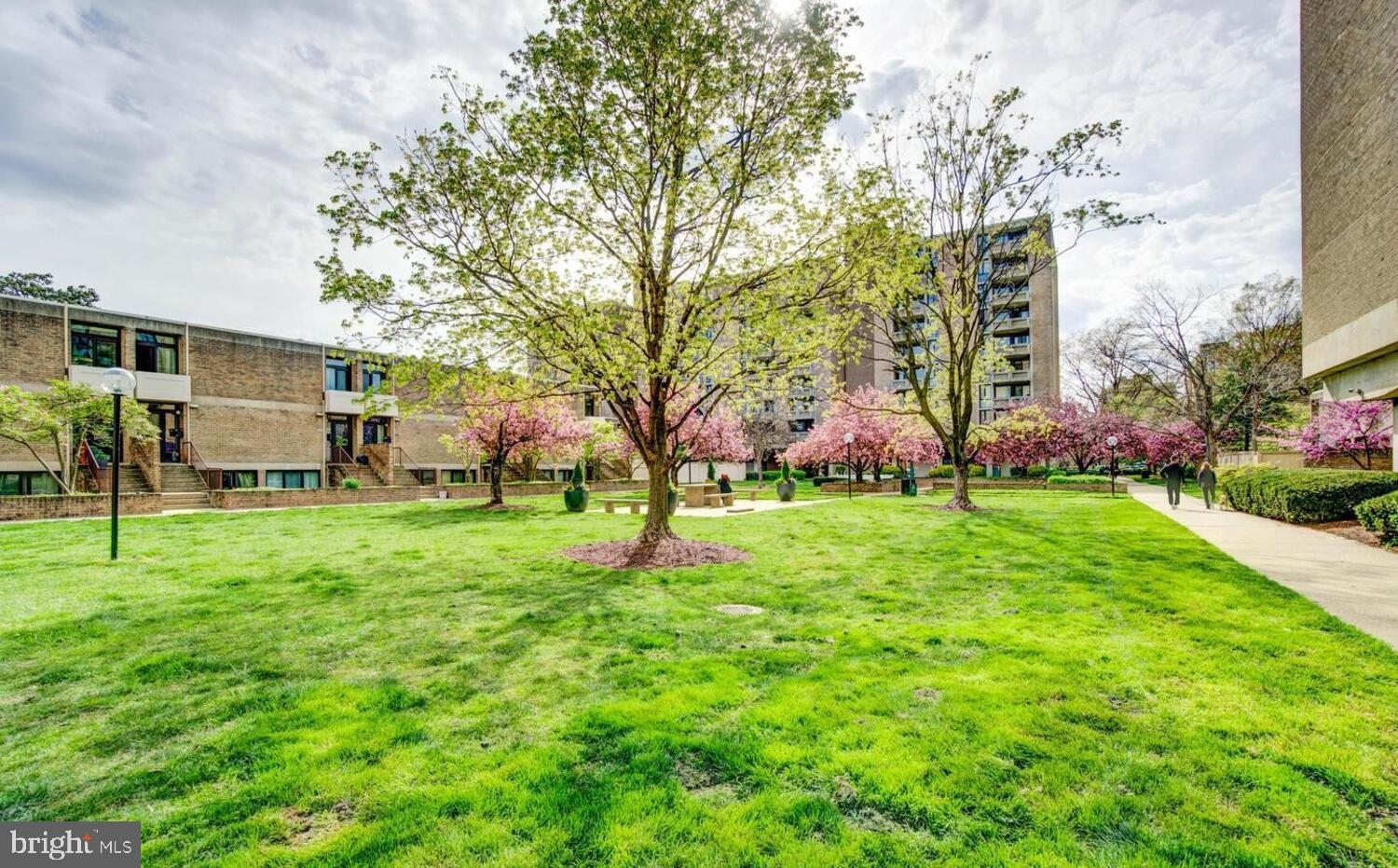 240 M STREET SW E406