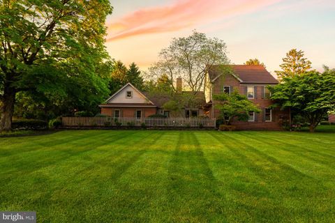 Photo of 1334 Beaconfield Lane, LANCASTER, PA 17601 (MLS # PALA2088956)