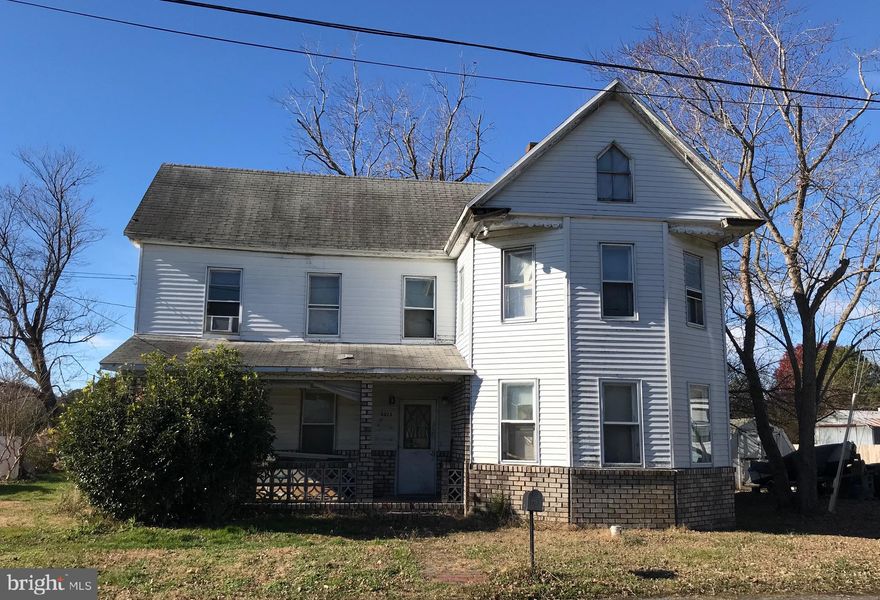 COLONIAL LOCATED  IN QUAINT TOWN OF BETHLEHEM. OFF STREET PARKING AND VC ZONING. NO SHOWING OR APPRAISAL ACCESS. DRIVE-BY ONLY. DO NOT CONTACT OCCUPANT. PROPERTY IS SOLD SUBJECT TO EXISTING OCCUPANCY AND STRICTLY AS-IS. SELLER AND LISTING AGENT HAVE HAD NO ACCESS. NO INSPECTIONS OR REPORTS TO PROVIDE.