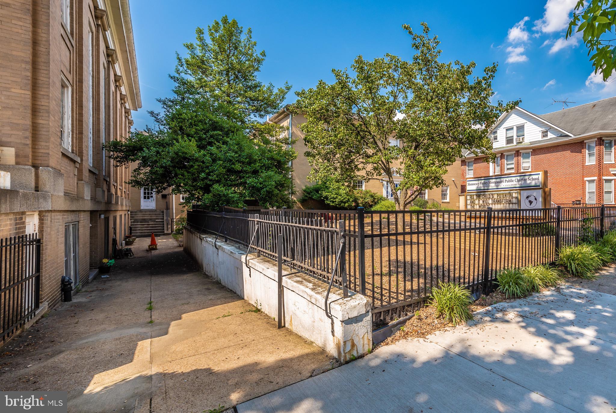 Main image without alt text