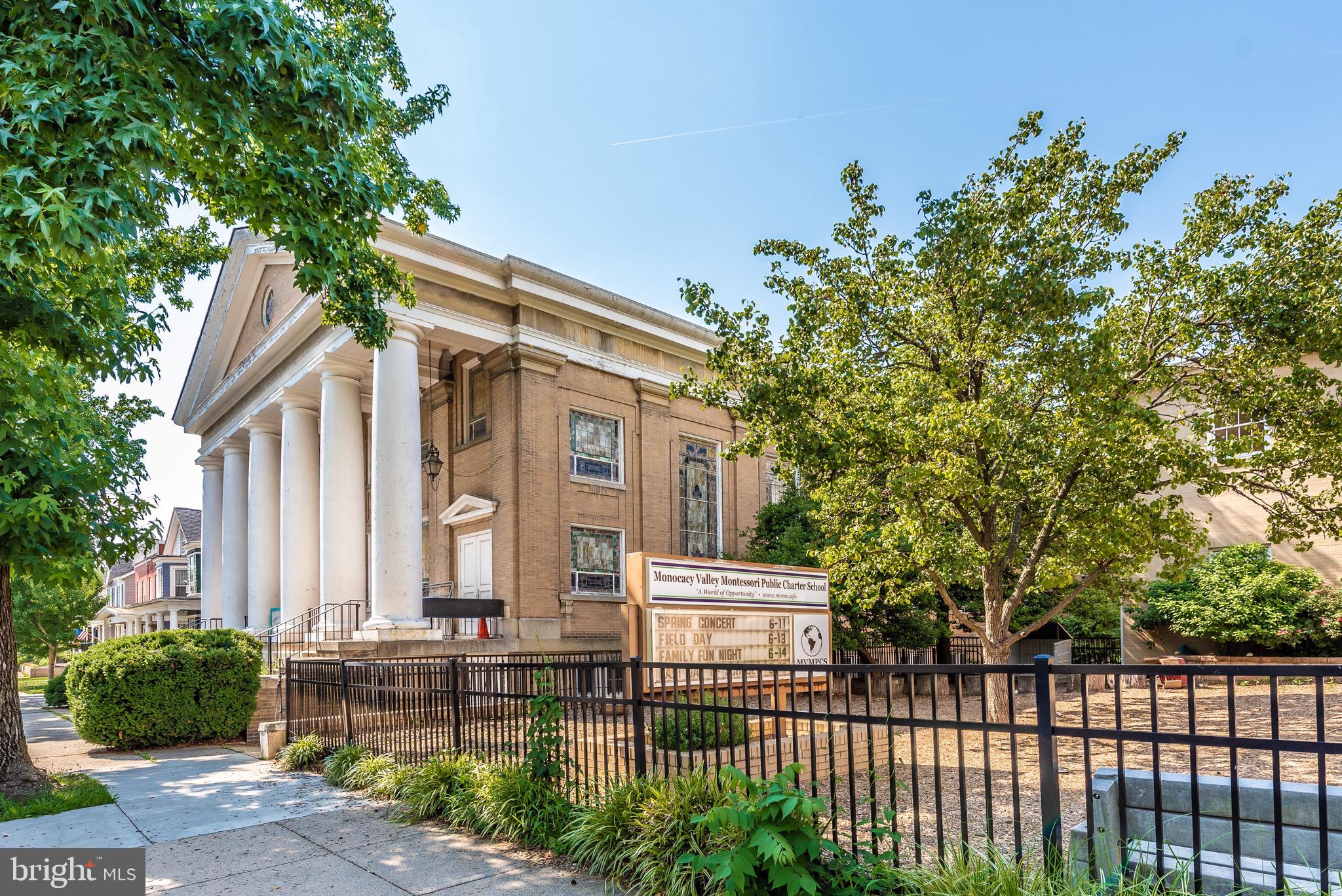 Main image without alt text