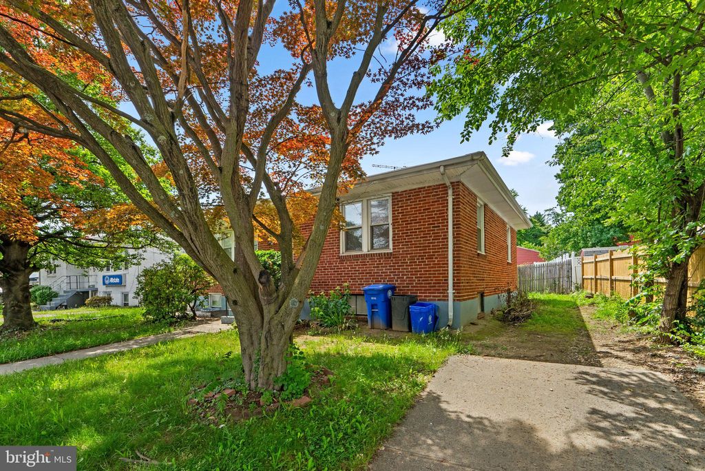 Photo of 10112 Sutherland Road, SILVER SPRING, MD 20901 (MLS # MDMC2205302)