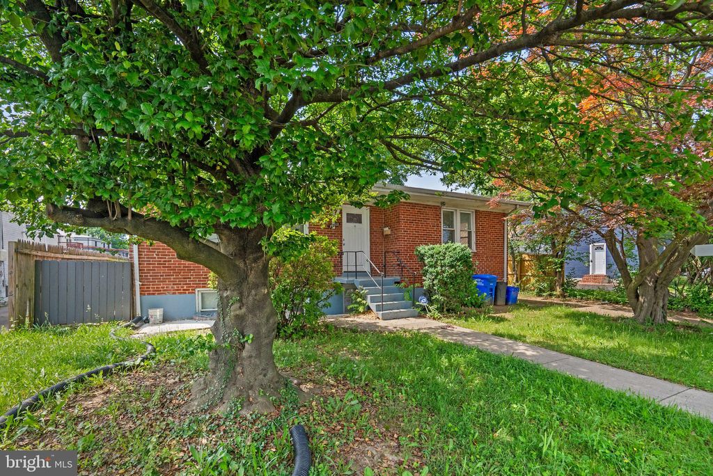 Photo of 10112 Sutherland Road, SILVER SPRING, MD 20901 (MLS # MDMC2205302)