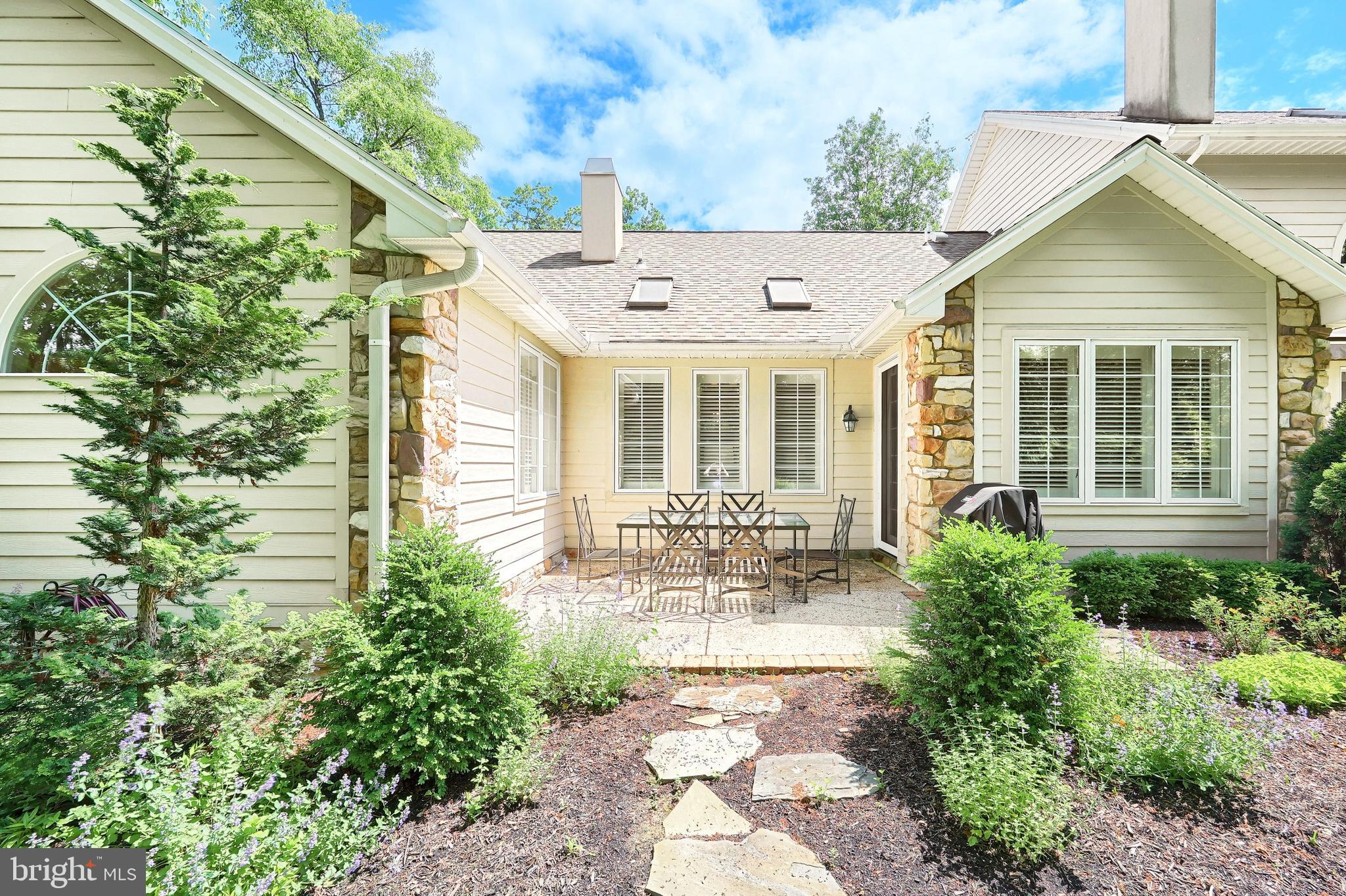 2124 TALL OAKS LANE