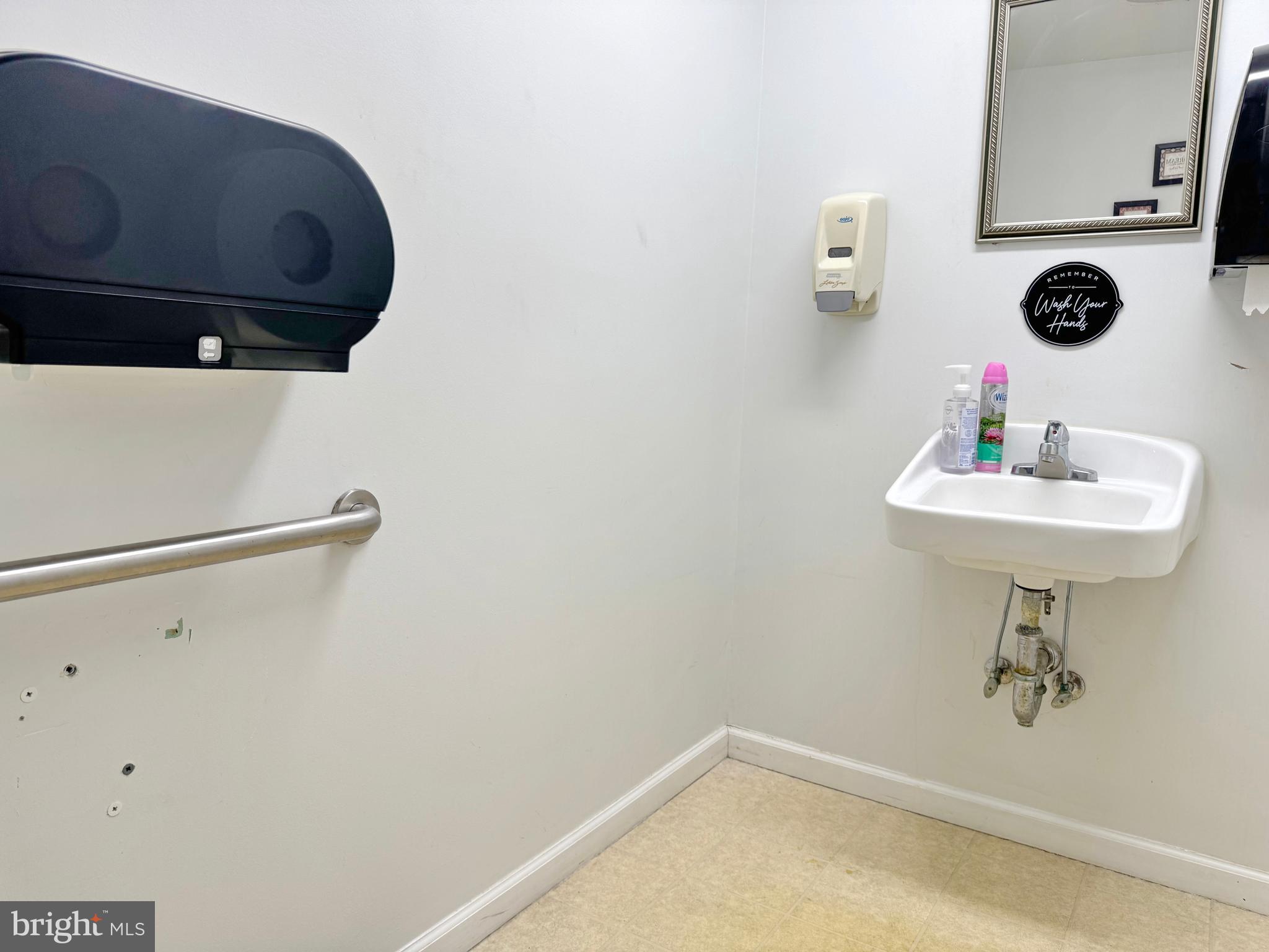 Main image without alt text