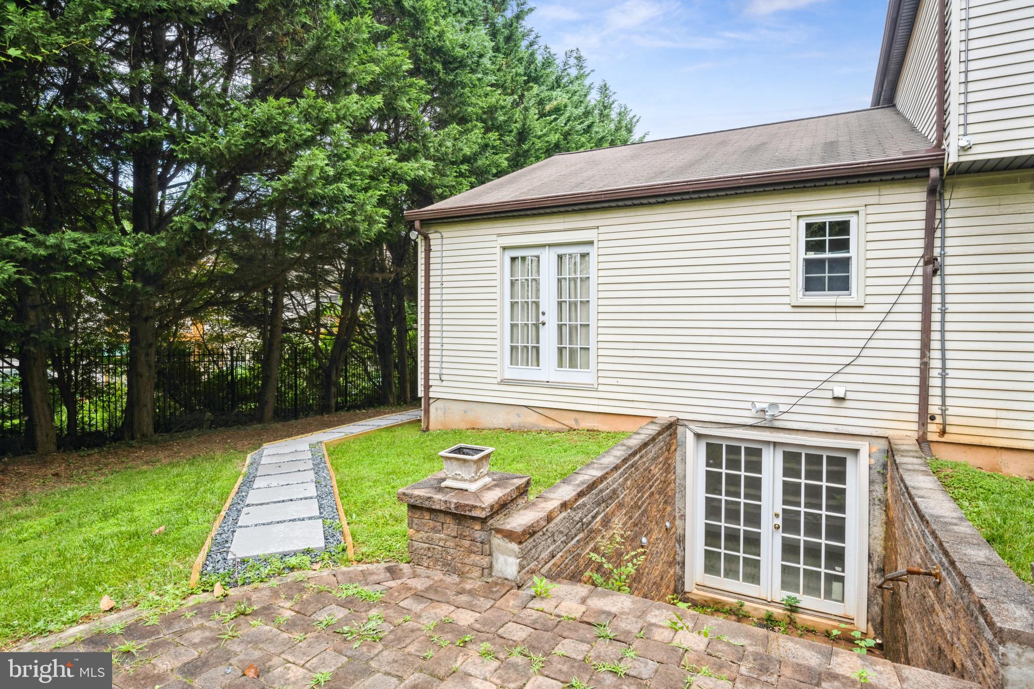 SHERWOOD FOREST - Residential Lease