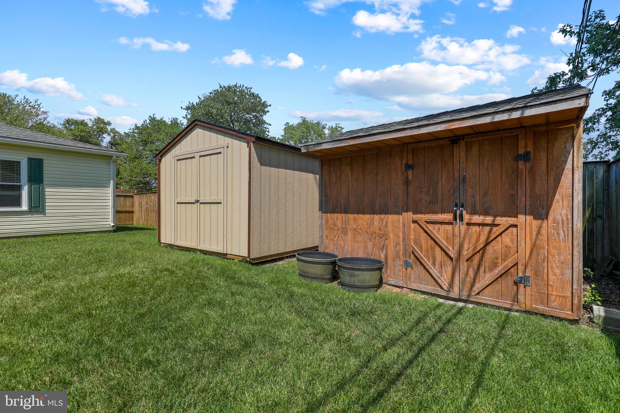 COUNTRY CLUB MANOR - Residential