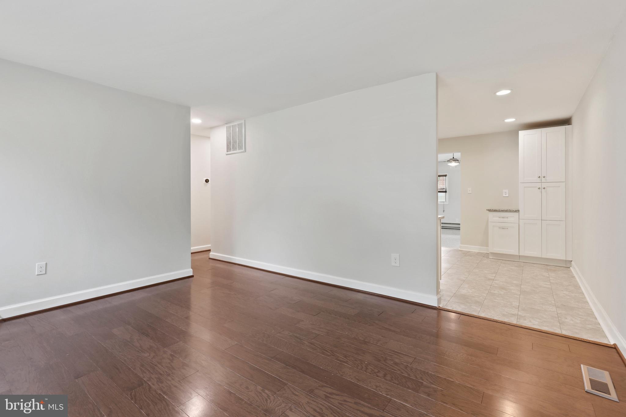 COUNTRY CLUB MANOR - Residential