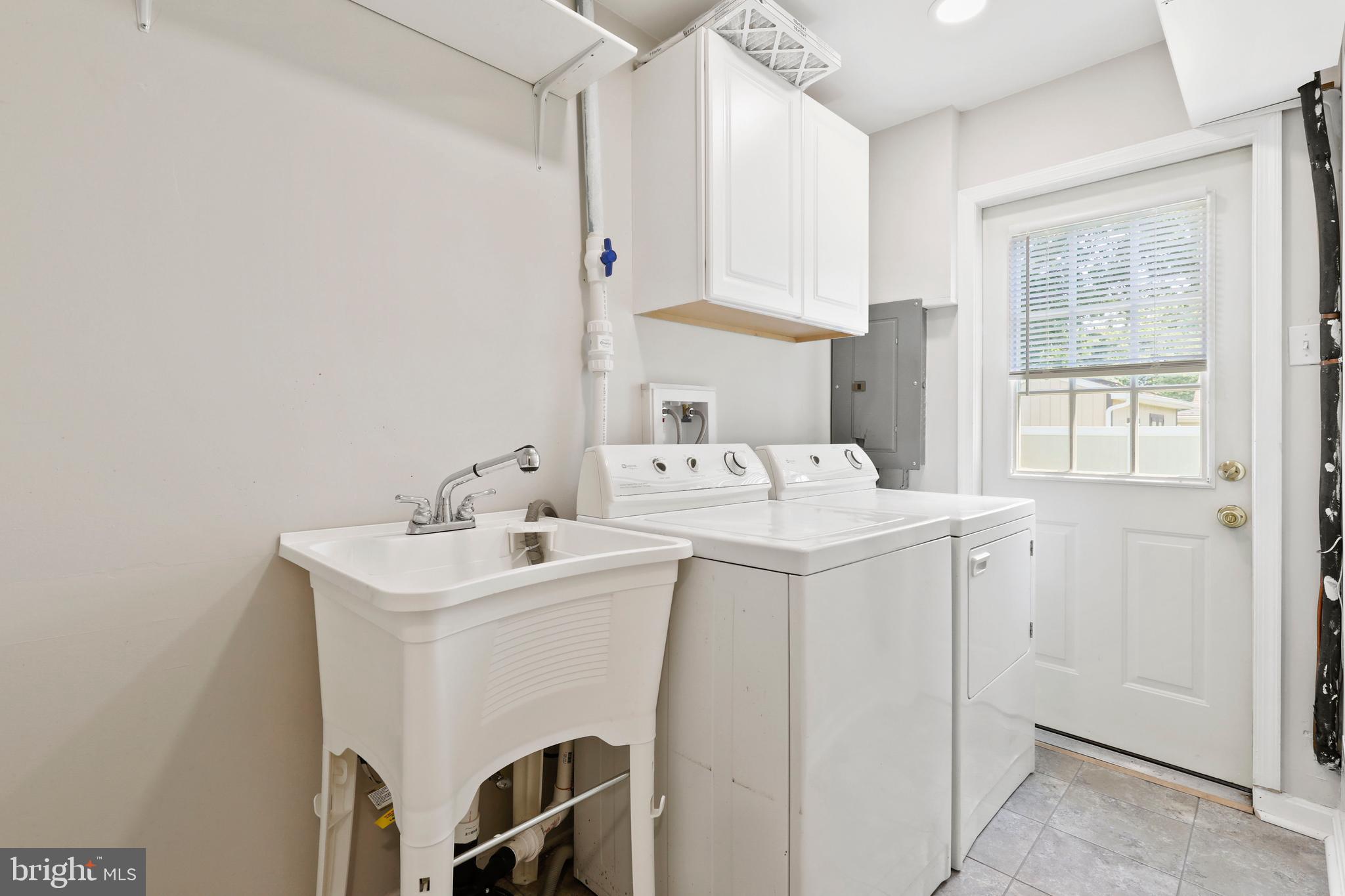 COUNTRY CLUB MANOR - Residential