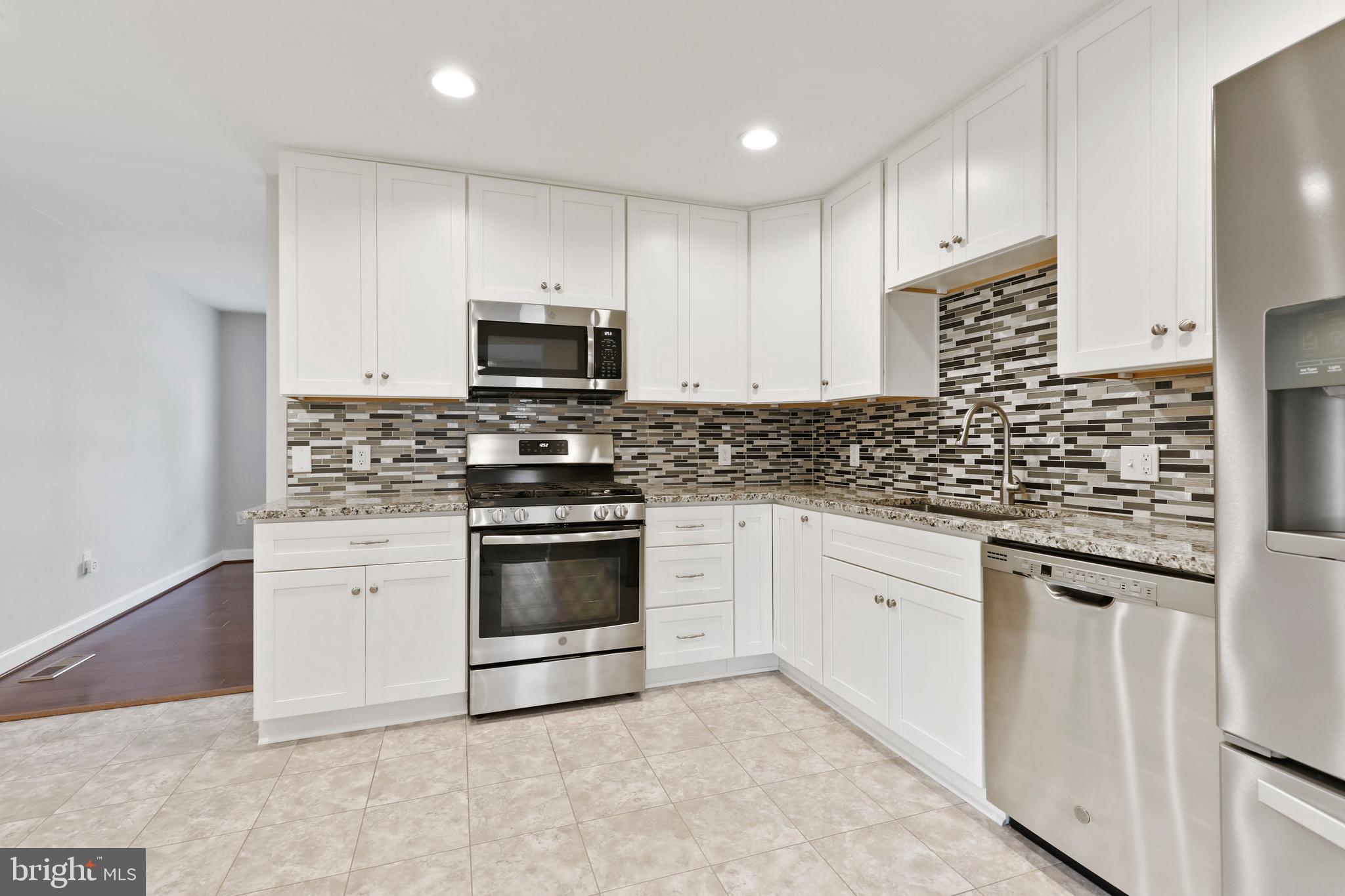 COUNTRY CLUB MANOR - Residential