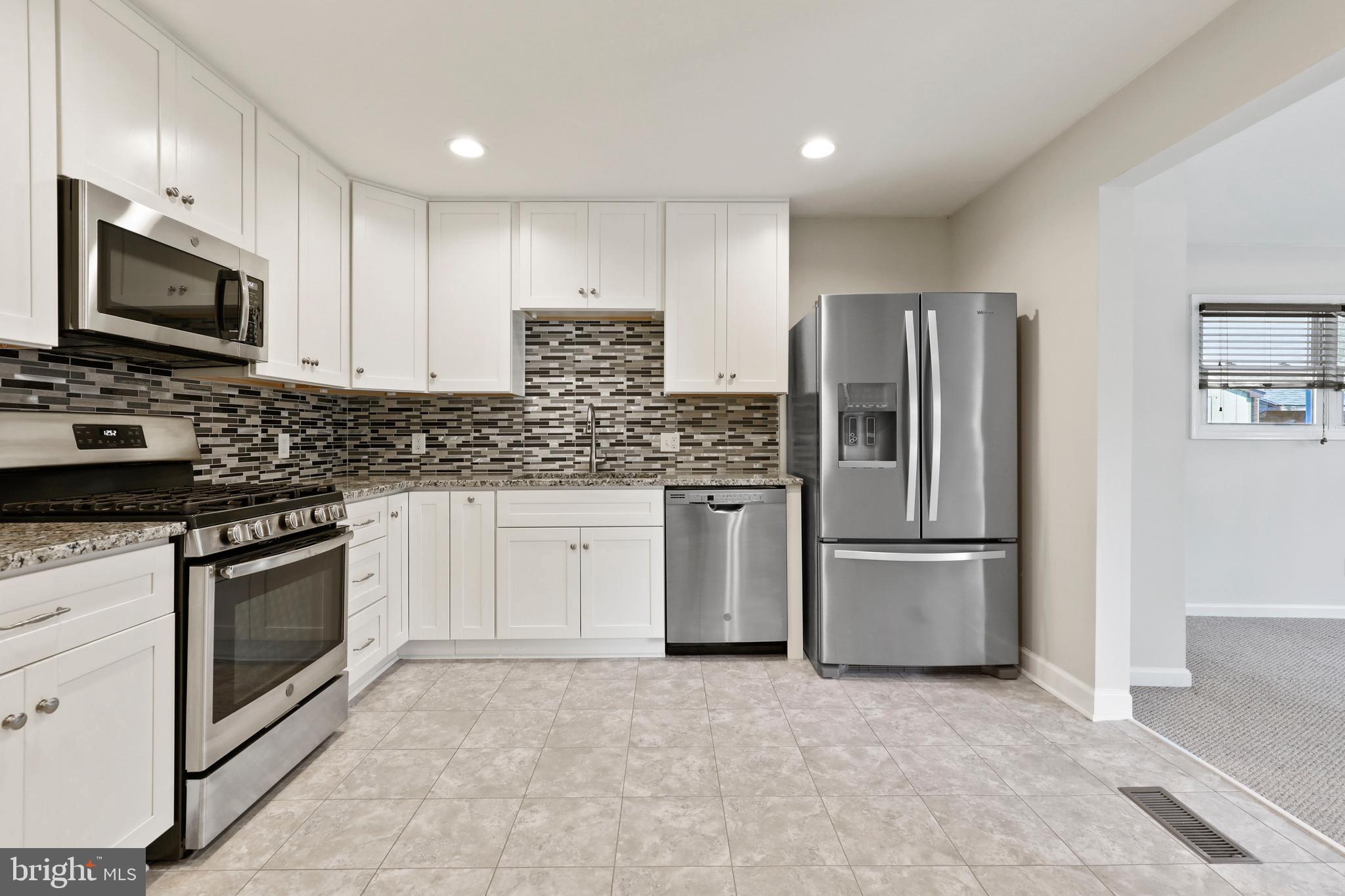 COUNTRY CLUB MANOR - Residential