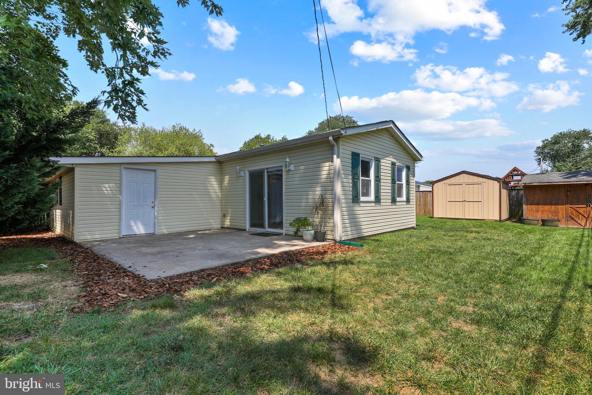 COUNTRY CLUB MANOR - Residential