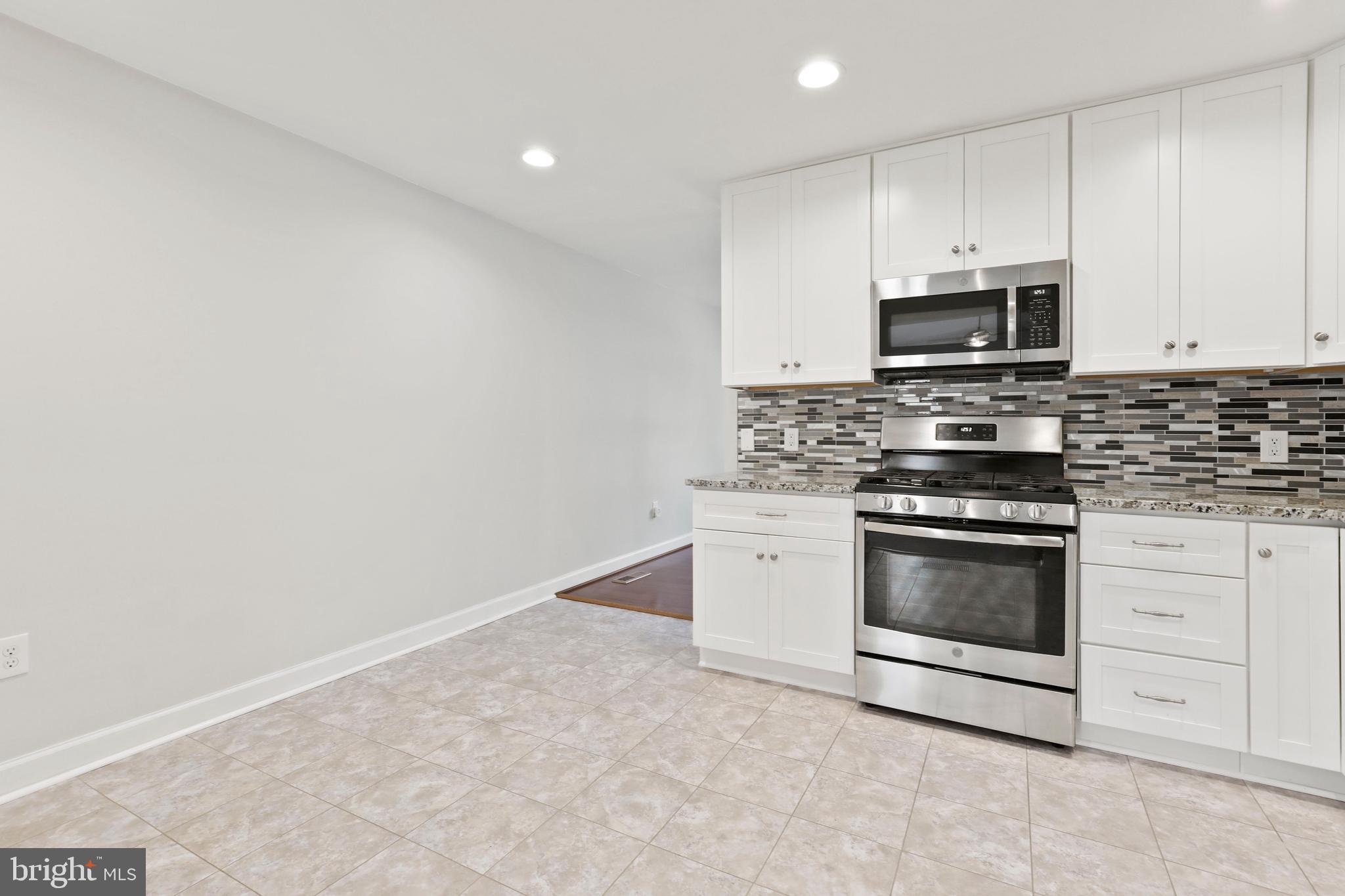 COUNTRY CLUB MANOR - Residential