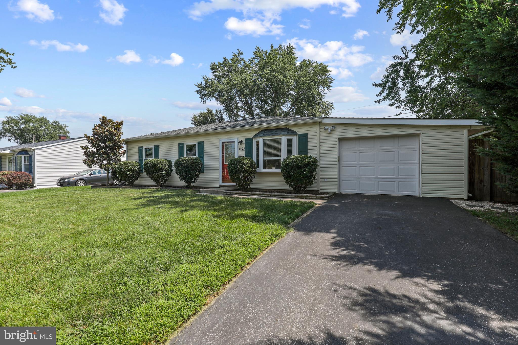 COUNTRY CLUB MANOR - Residential