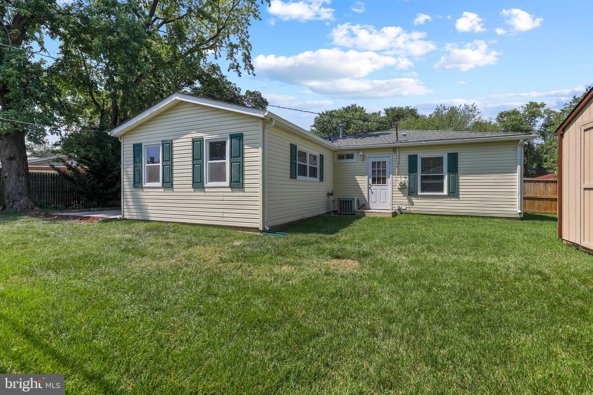 COUNTRY CLUB MANOR - Residential