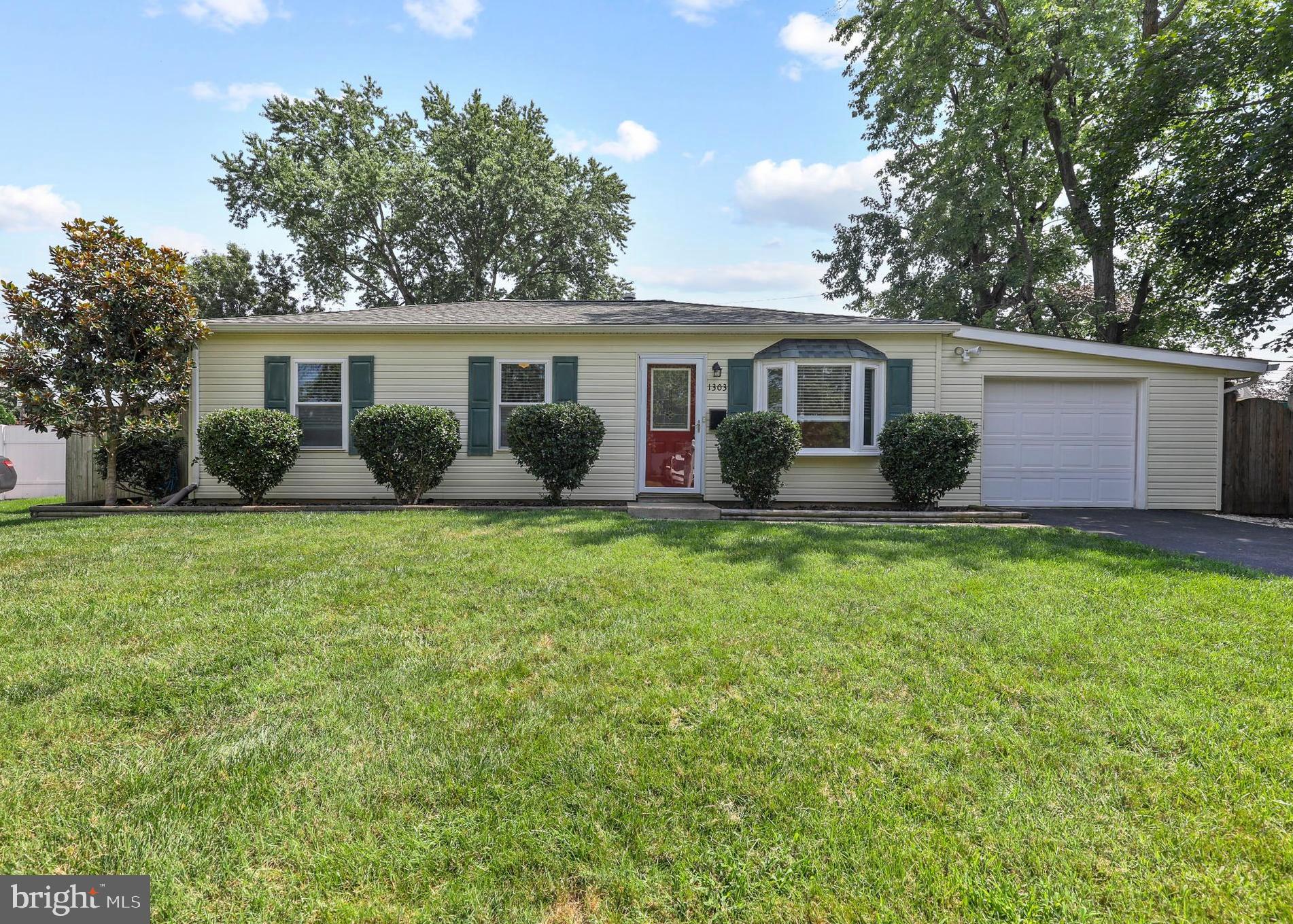 COUNTRY CLUB MANOR - Residential