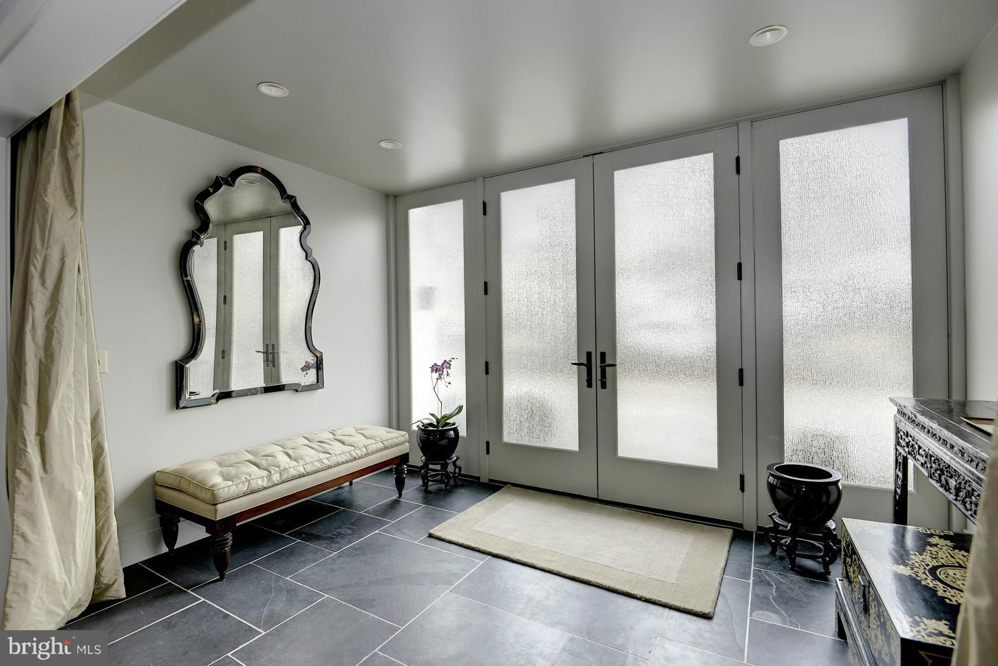 VIRGINIA SQUARE - Residential