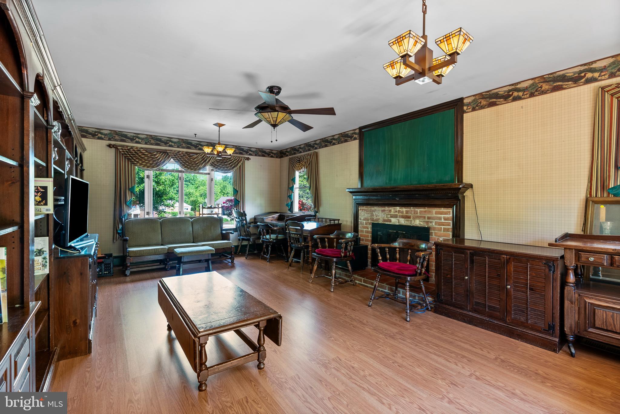 COLUMBIA HILLS - Residential